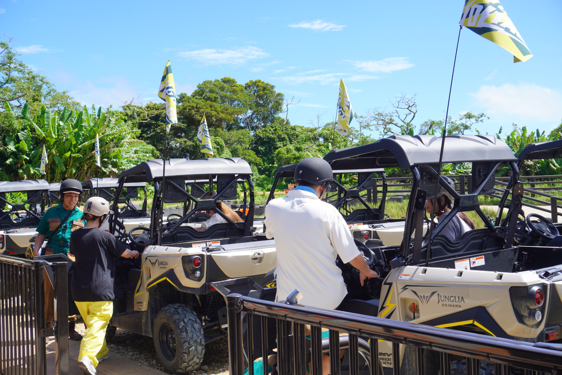 「バギーボルテージ～アドレナリンチャレンジコース～」は2人乗りの本格的なバギーでジャングルのなかを疾走するアトラクション。アップダウンの激しい道を疾走する難関コースで、要普通自動車免許。ヘルメットやゴーグルなど必要な装備は用意されている