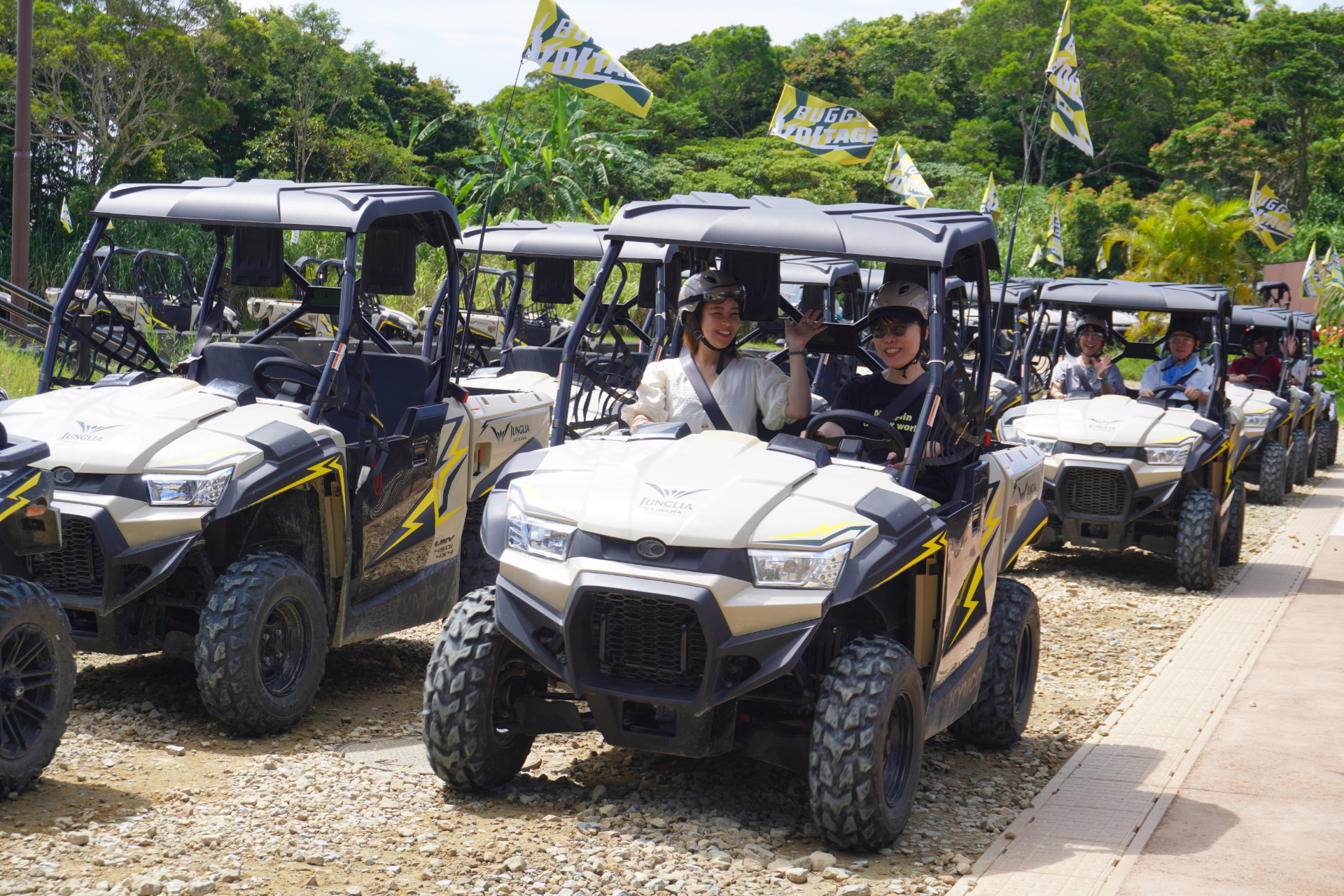 「バギーボルテージ～アドレナリンチャレンジコース～」は2人乗りの本格的なバギーでジャングルのなかを疾走するアトラクション。アップダウンの激しい道を疾走する難関コースで、要普通自動車免許。ヘルメットやゴーグルなど必要な装備は用意されている