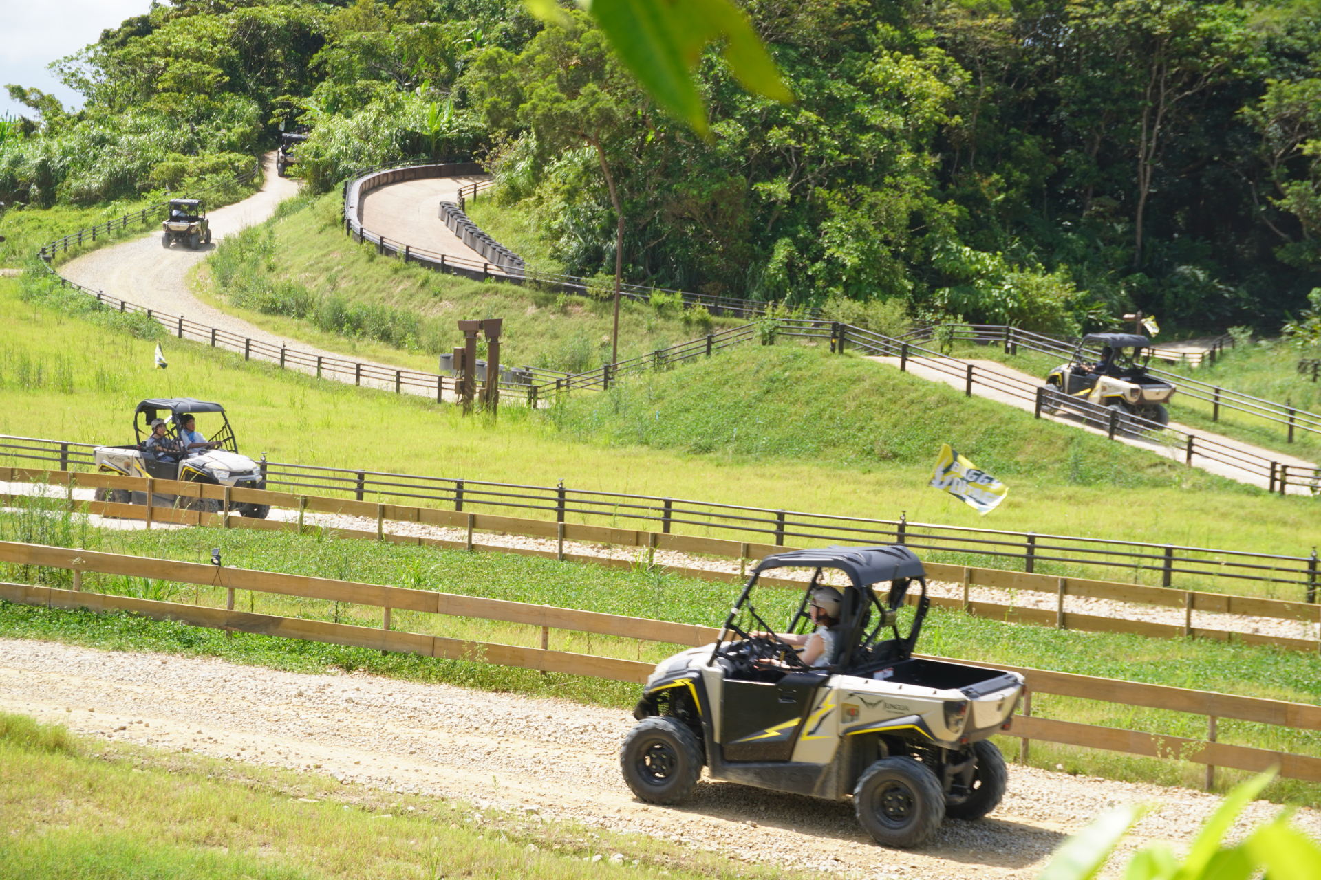 「バギーボルテージ～アドレナリンチャレンジコース～」は2人乗りの本格的なバギーでジャングルのなかを疾走するアトラクション。アップダウンの激しい道を疾走する難関コースで、要普通自動車免許。ヘルメットやゴーグルなど必要な装備は用意されている