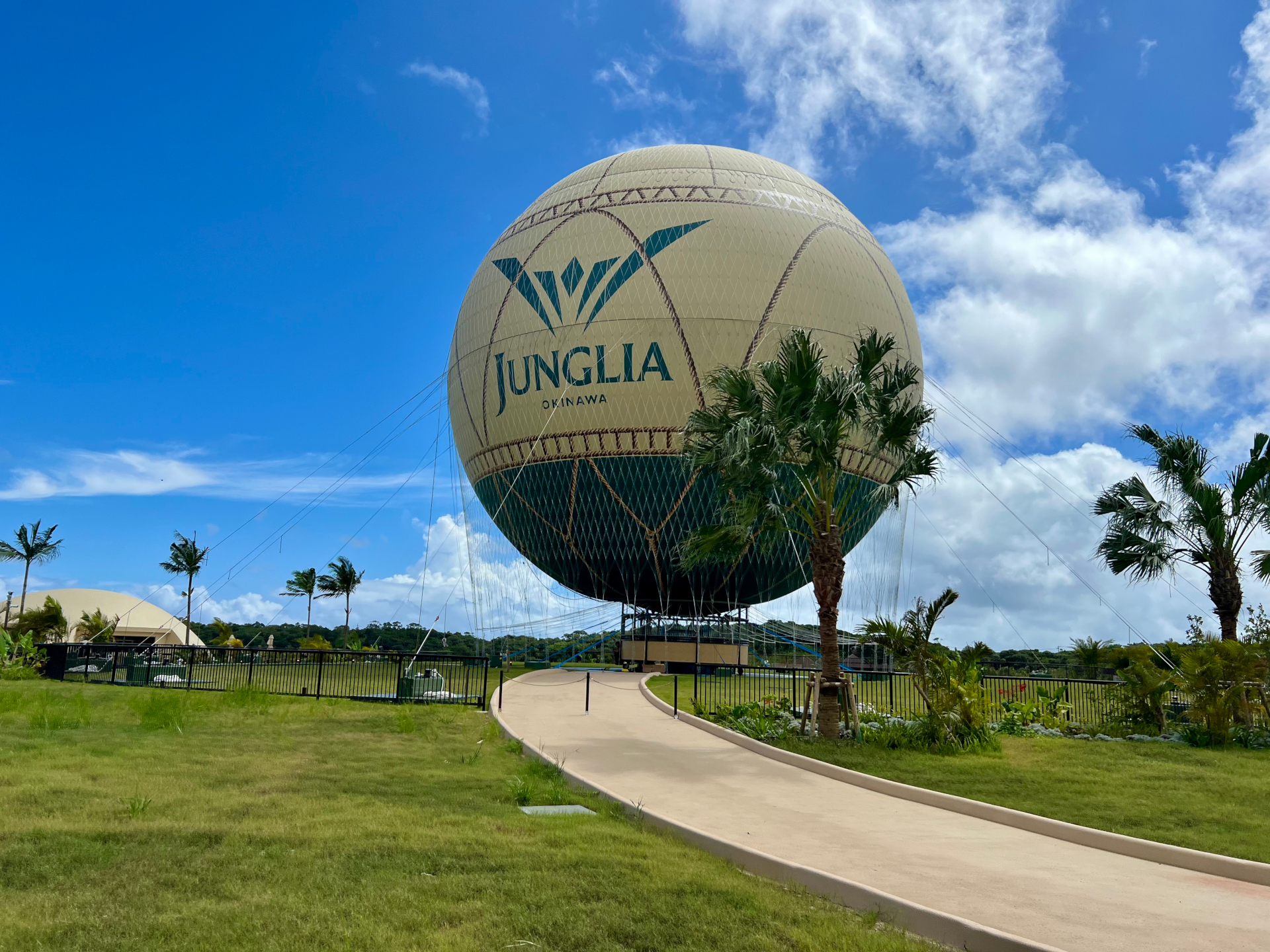 巨大気球に乗って360度パノラマ絶景を楽しめる。気球を眺めながらシャンパンで乾杯できるテラスも併設
