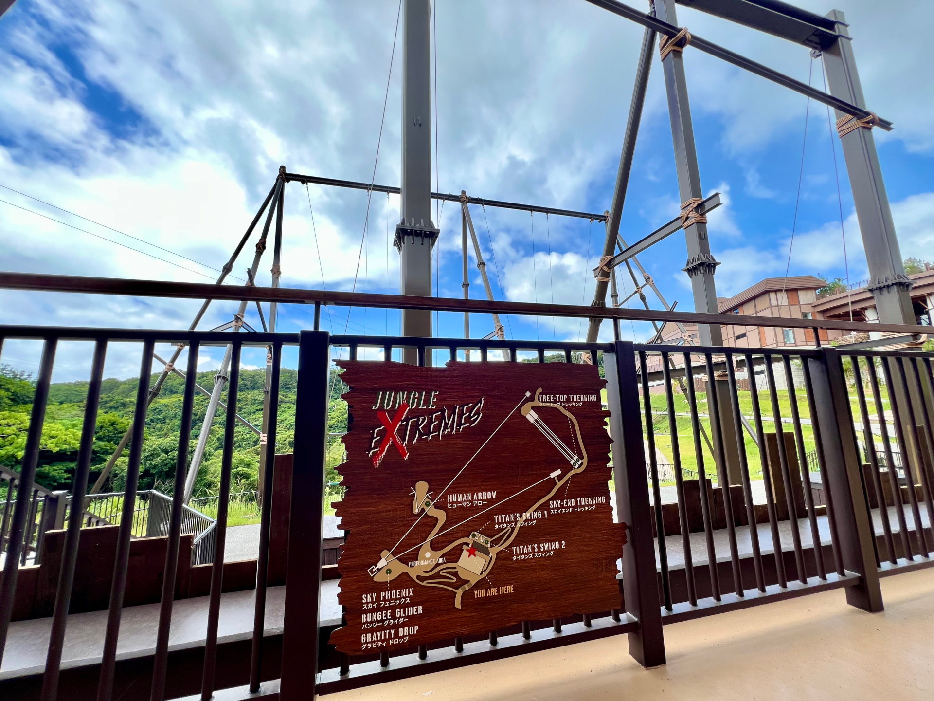 高さ約24.4mのそびえたつタワーを中心に、空中アスレチックや空中ブランコ、ジップライン、バンジーなどの7アトラクションが集積するエリア「ジャングルエクストリームズ」