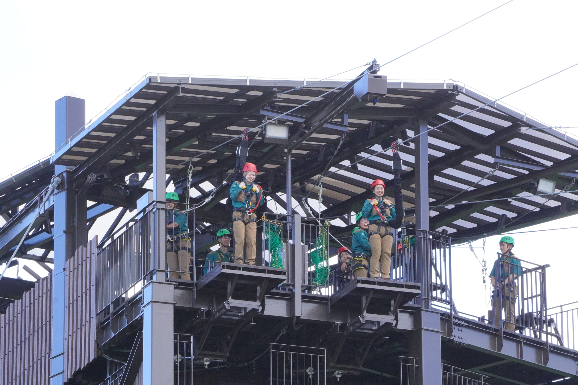 「バンジーグライダー」は足元の床が外れて急落下したかと思えば、さらに宙ぶらりんの状態でジャングル上空を滑走していくジップライン