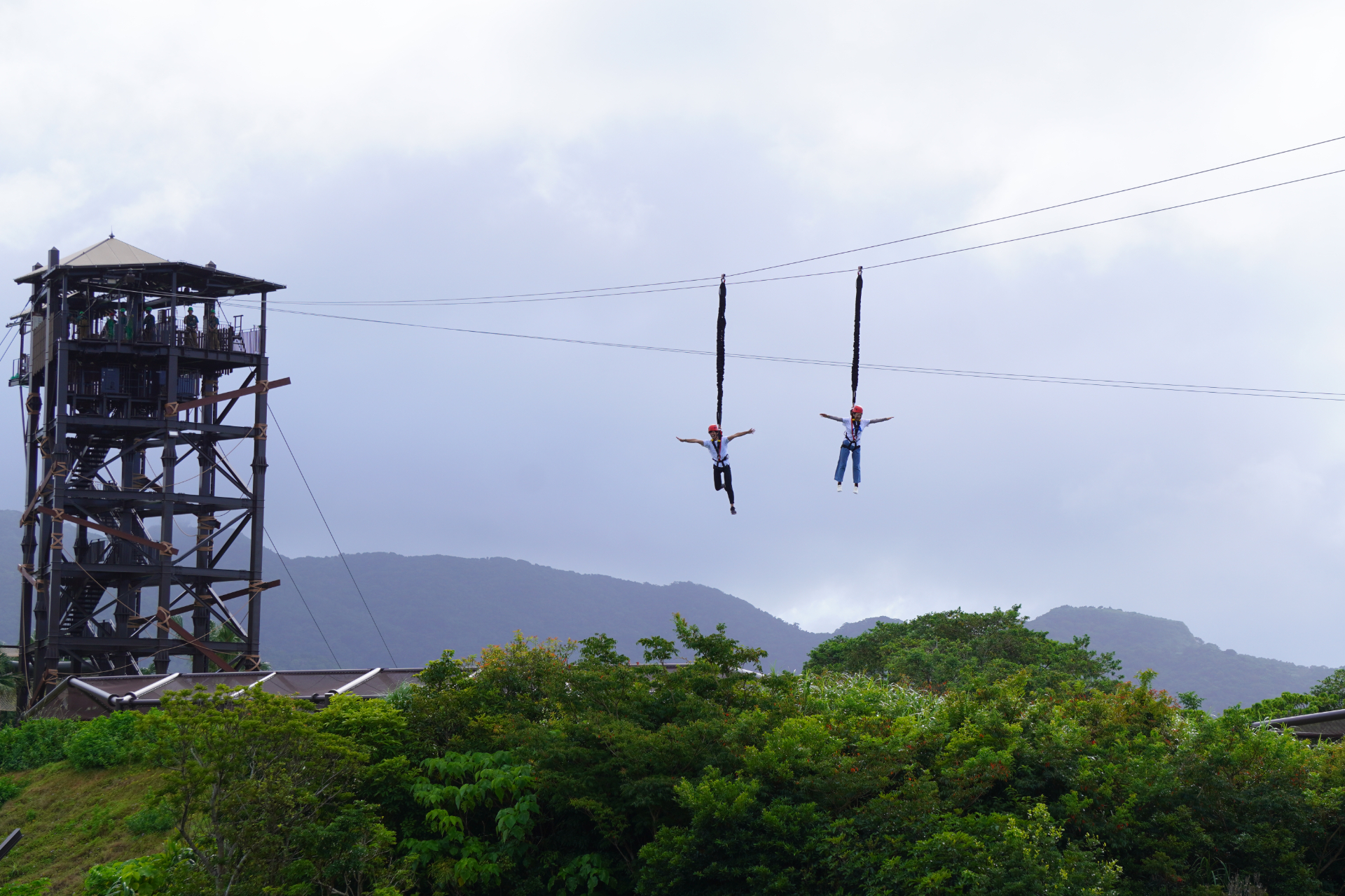 「バンジーグライダー」は足元の床が外れて急落下したかと思えば、さらに宙ぶらりんの状態でジャングル上空を滑走していくジップライン