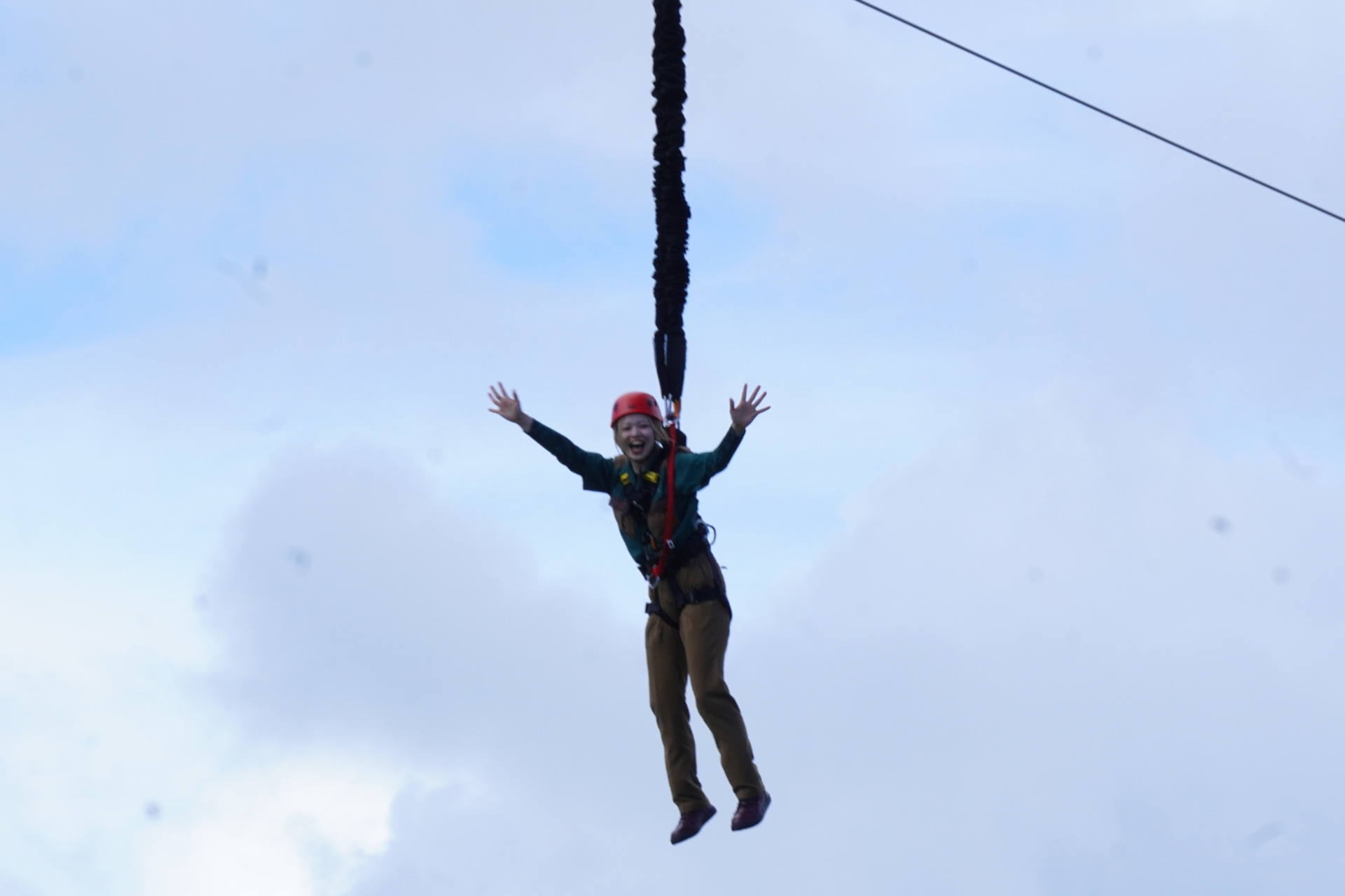 「バンジーグライダー」は足元の床が外れて急落下したかと思えば、さらに宙ぶらりんの状態でジャングル上空を滑走していくジップライン