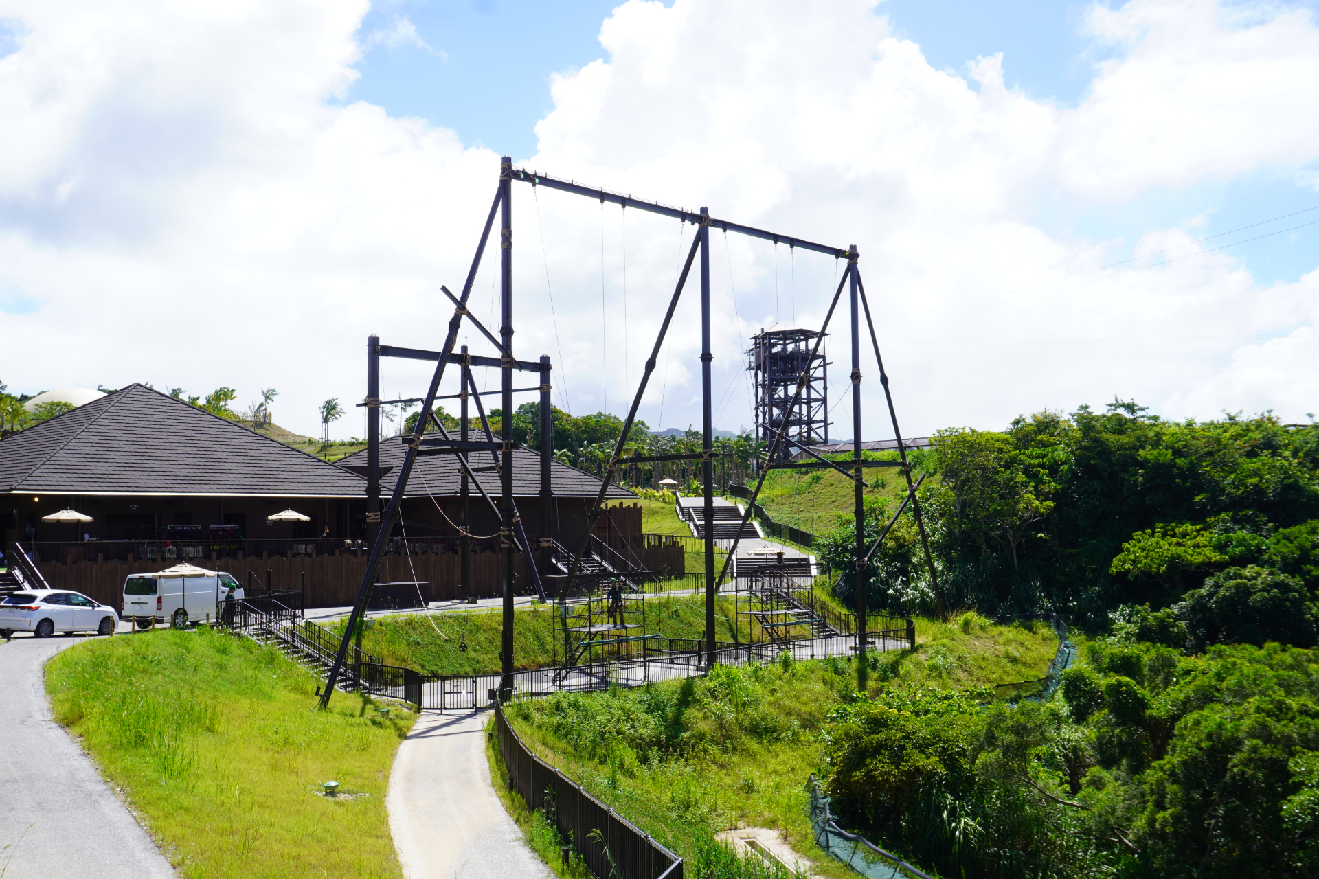 「タイタンズスウィング」は、高さ約18mの巨大な空中ブランコ。森に向かって全身が投げ出されるような前後往復の大スウィングが気持ちいい