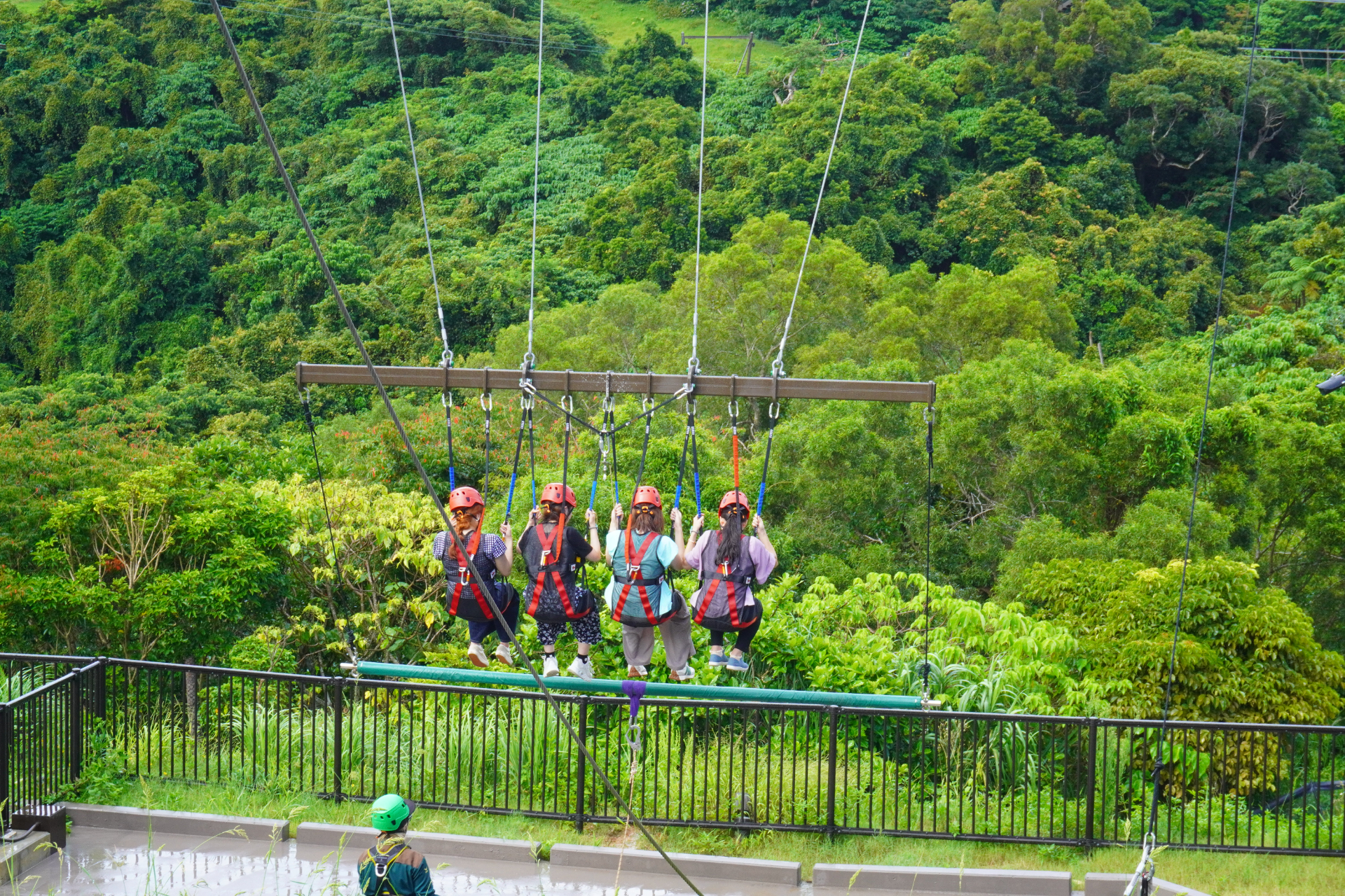 「タイタンズスウィング」は、高さ約18mの巨大な空中ブランコ。森に向かって全身が投げ出されるような前後往復の大スウィングが気持ちいい