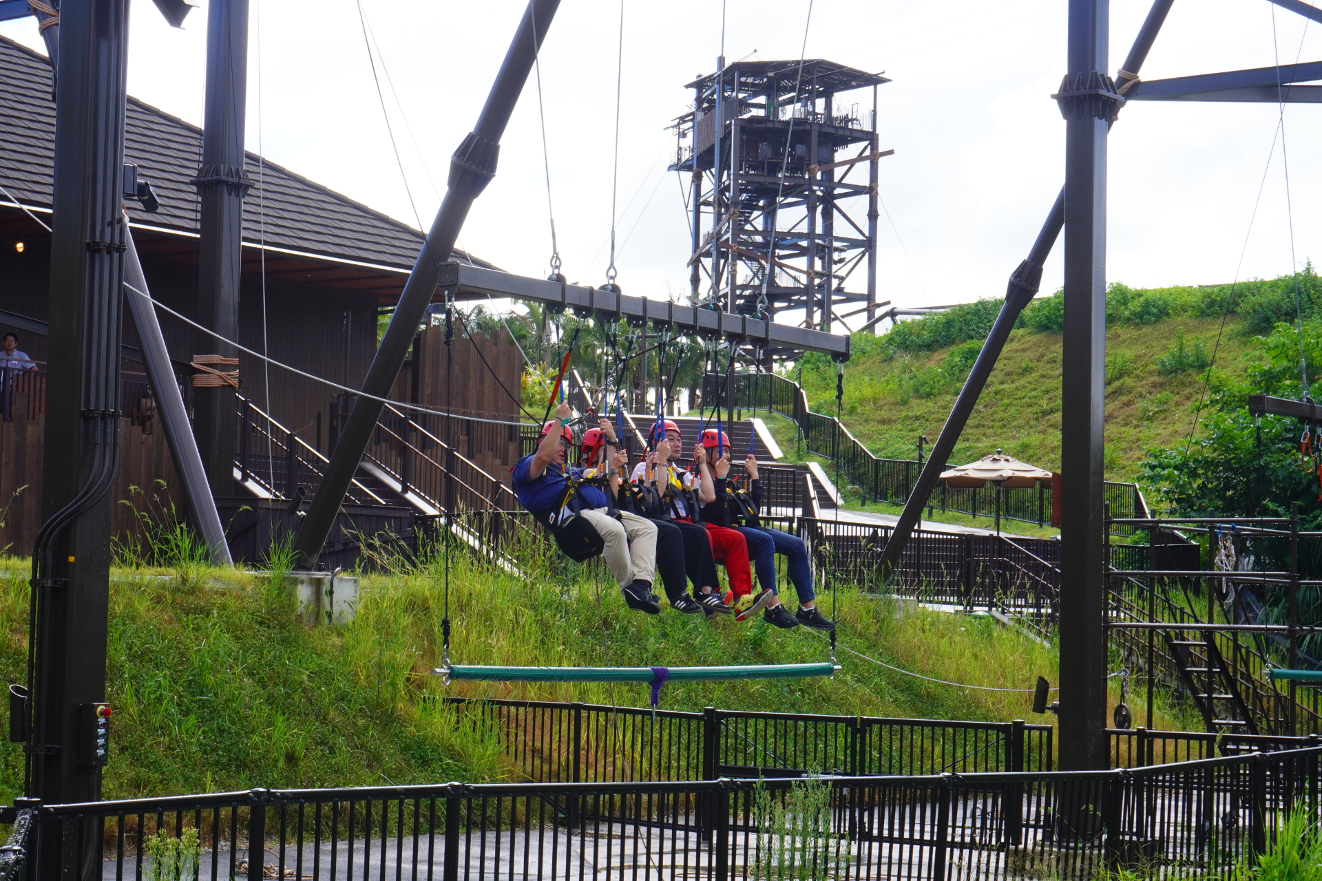 「タイタンズスウィング」は、高さ約18mの巨大な空中ブランコ。森に向かって全身が投げ出されるような前後往復の大スウィングが気持ちいい