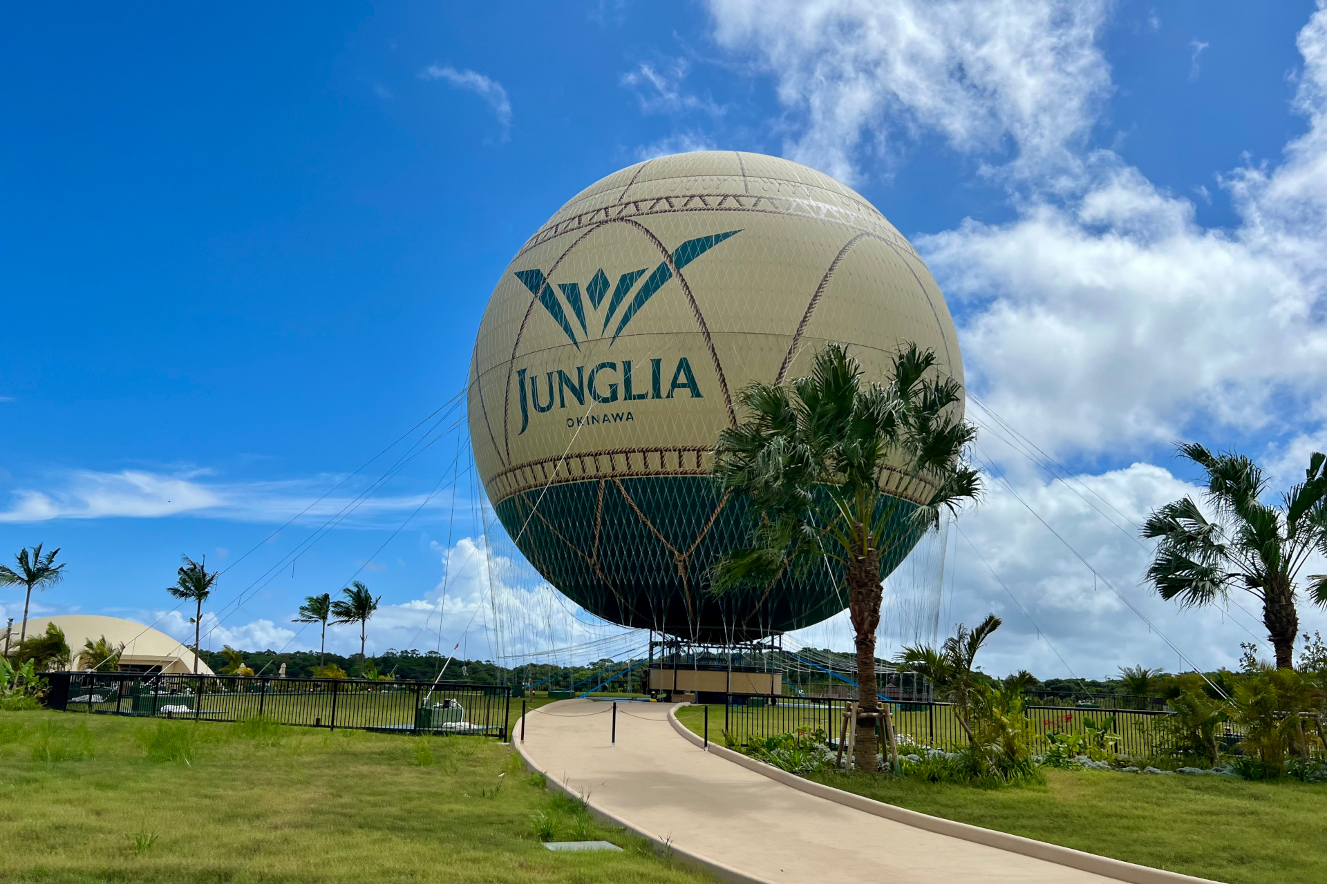 巨大気球に乗って360度のパノラマ絶景を楽しめる。気球を眺めながらシャンパンで乾杯できるテラスも併設