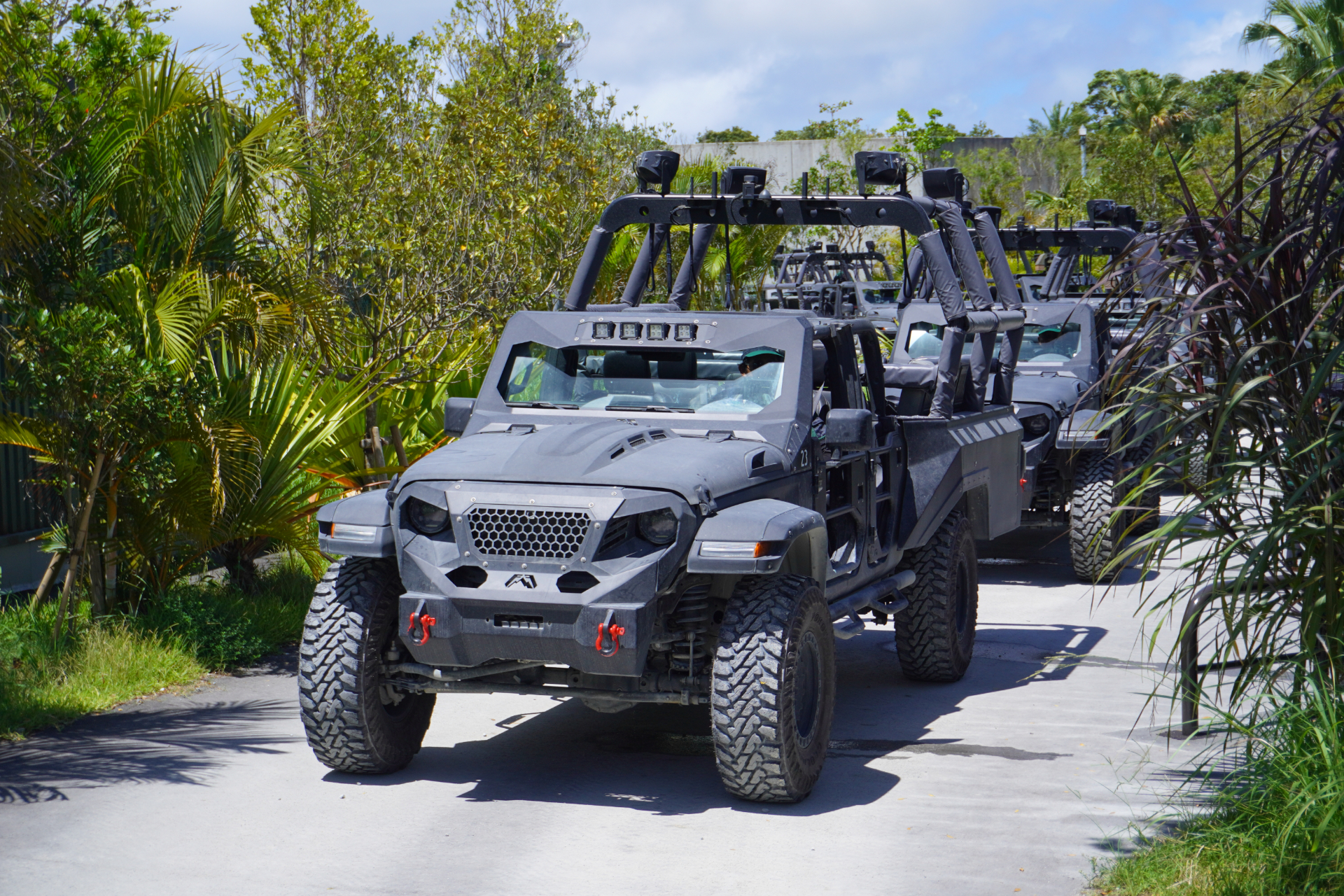 メインアトラクションとして注目の「ダイナソーサファリ」。熟練ドライバーが運転する12人乗り大型オフロード車でジャングル奥地を進むと次々とリアルな恐竜に遭遇