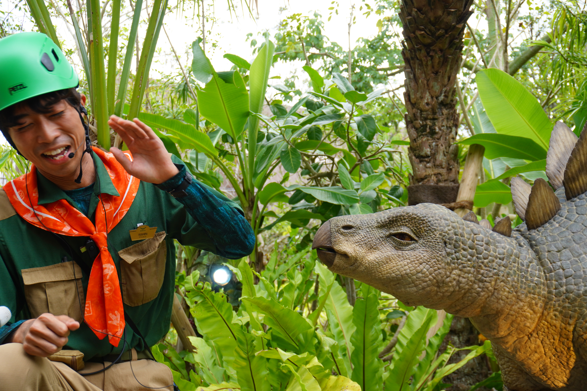迷子になった恐竜の赤ちゃんを探すジャングルツアー「ファインディングダイナソー」。クライマックスは狭い洞窟の中へ。そこで見られる感動の光景は、体験してからのお楽しみ