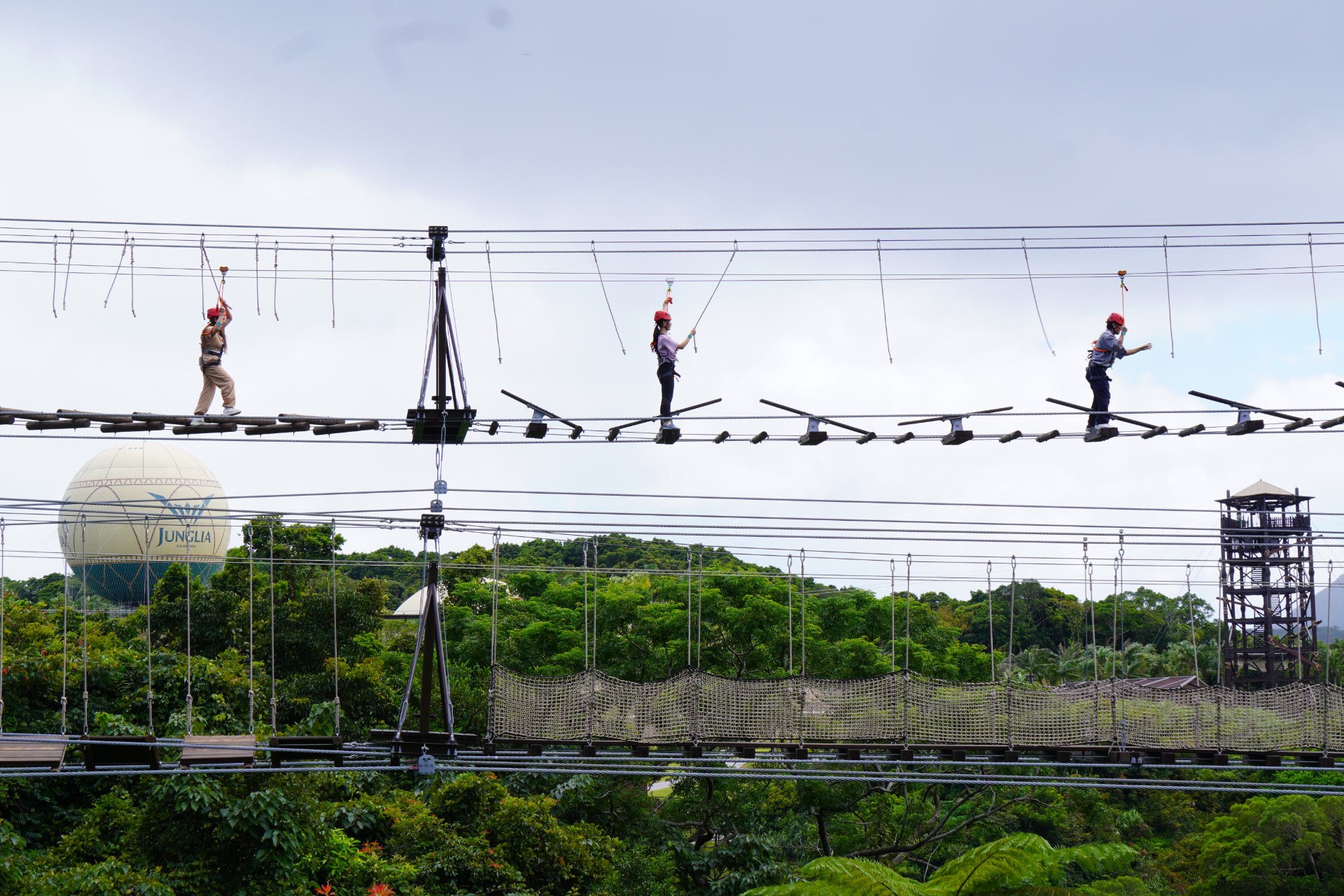 ロープを頼りに空の上を歩く全長84mの難関アスレチック「スカイエンドトレッキング」。不安定な踏み板の真下はジャングルの谷底