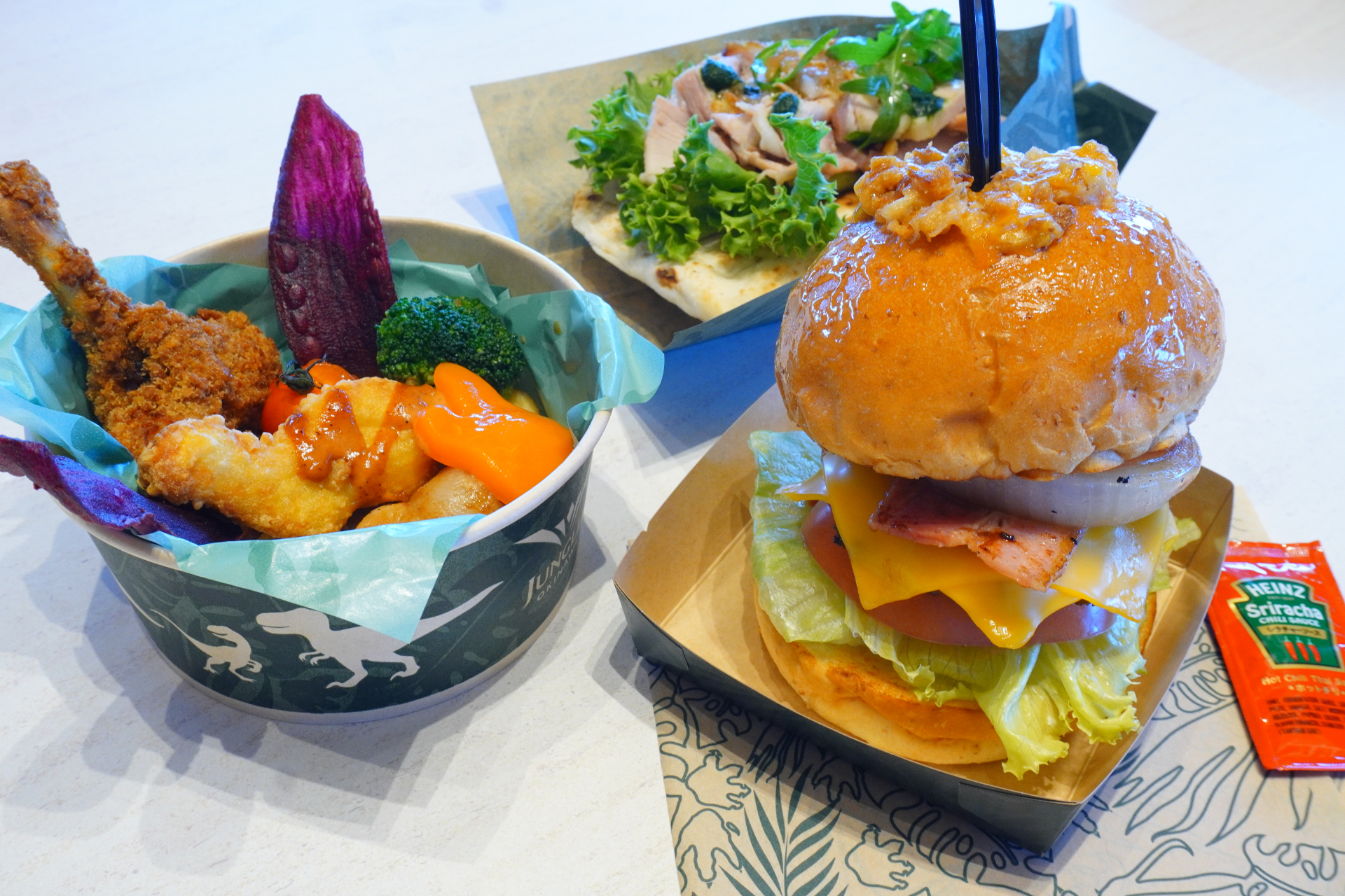 パーク中心部の野外レストラン「ワイルドバンケット」では豪快にグリルした石垣産黒毛和牛のバーガーなどを味わえる。夜も南国ムード満点