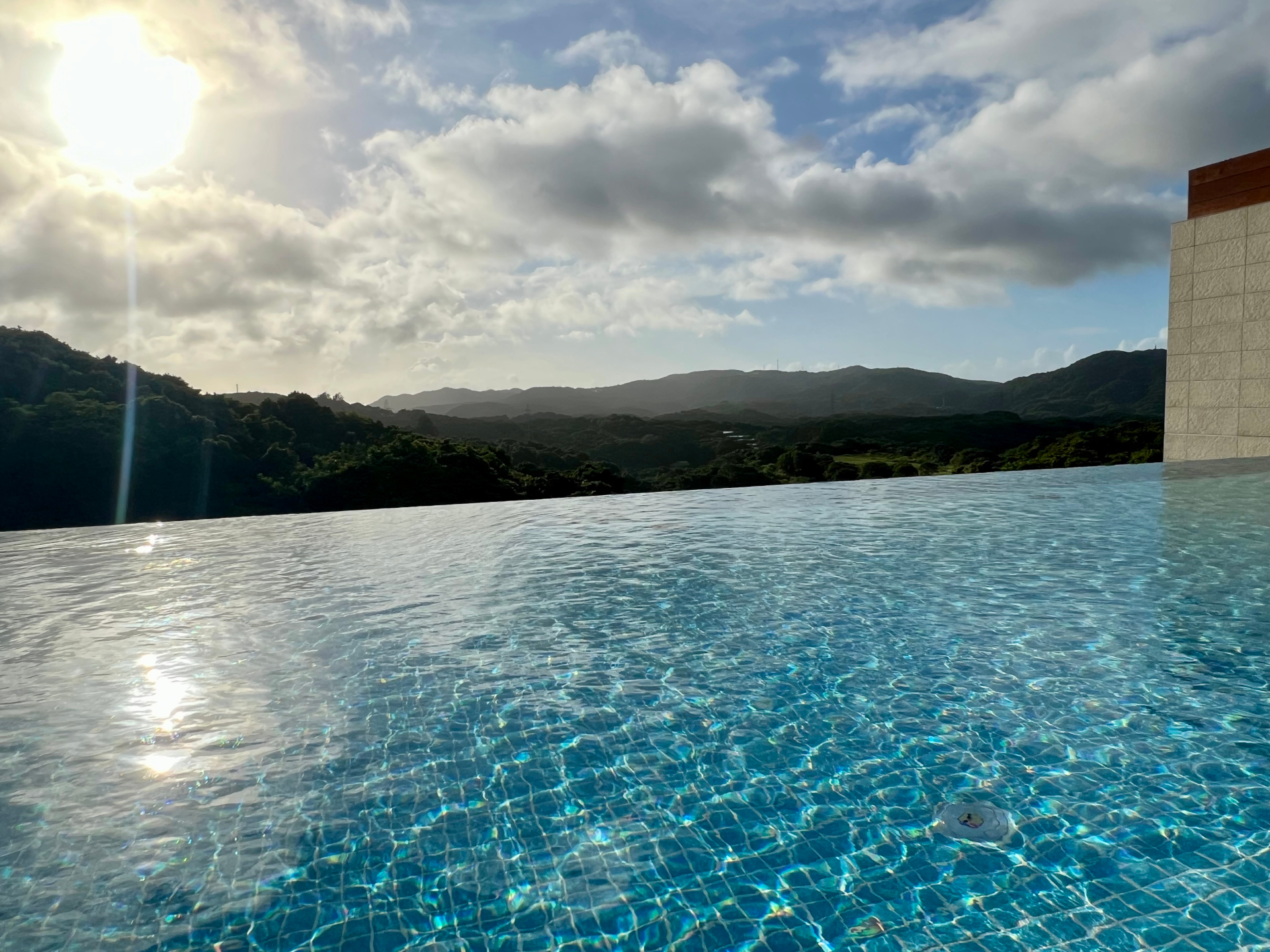 ギネスにも認定された世界最大級のインフィニティ風呂はパーク隣接の「スパ ジャングリア」で楽しめる