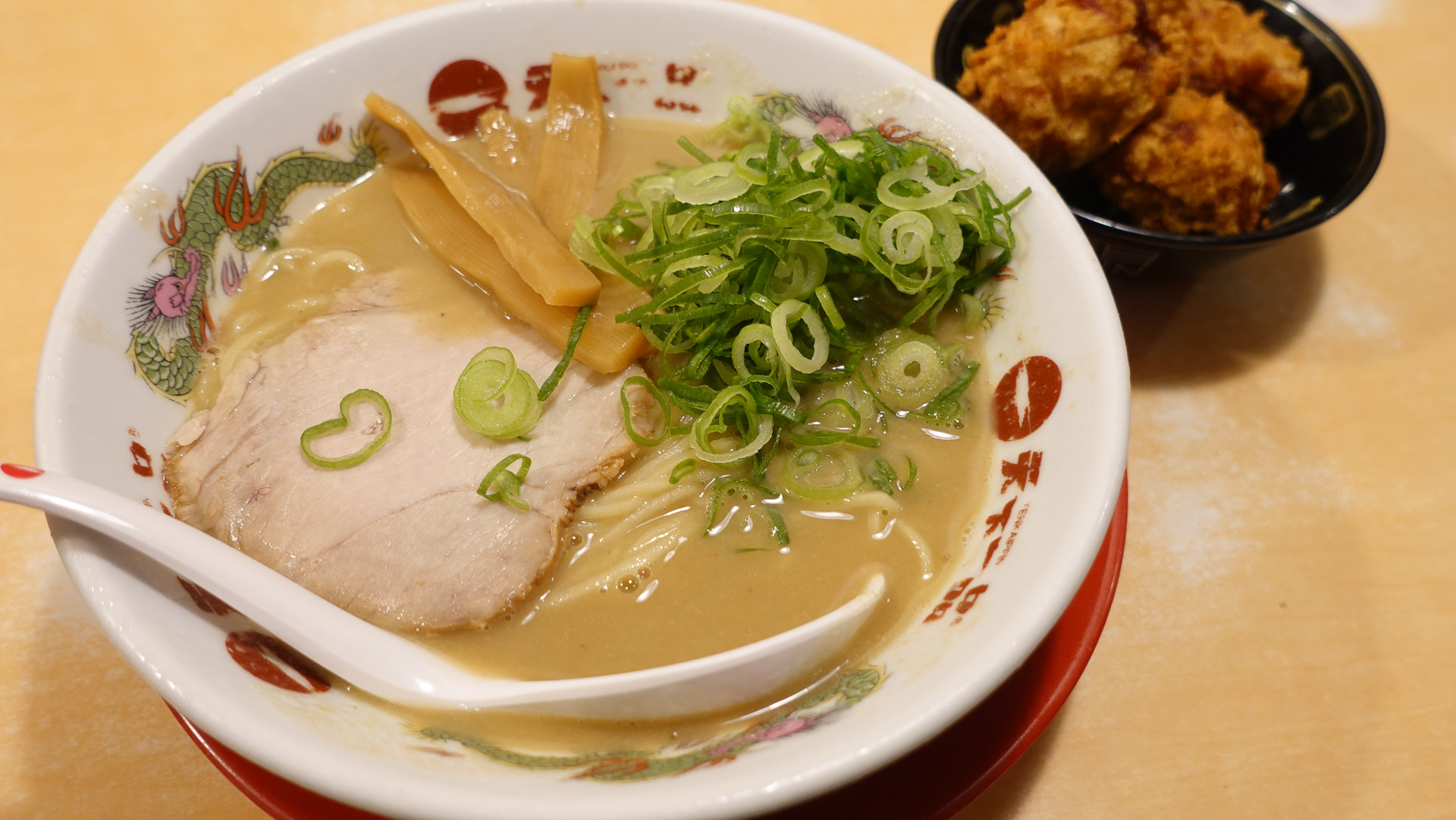 天下一品新宿西口店（現在は伍福軒に転換）のラーメン・唐揚げ