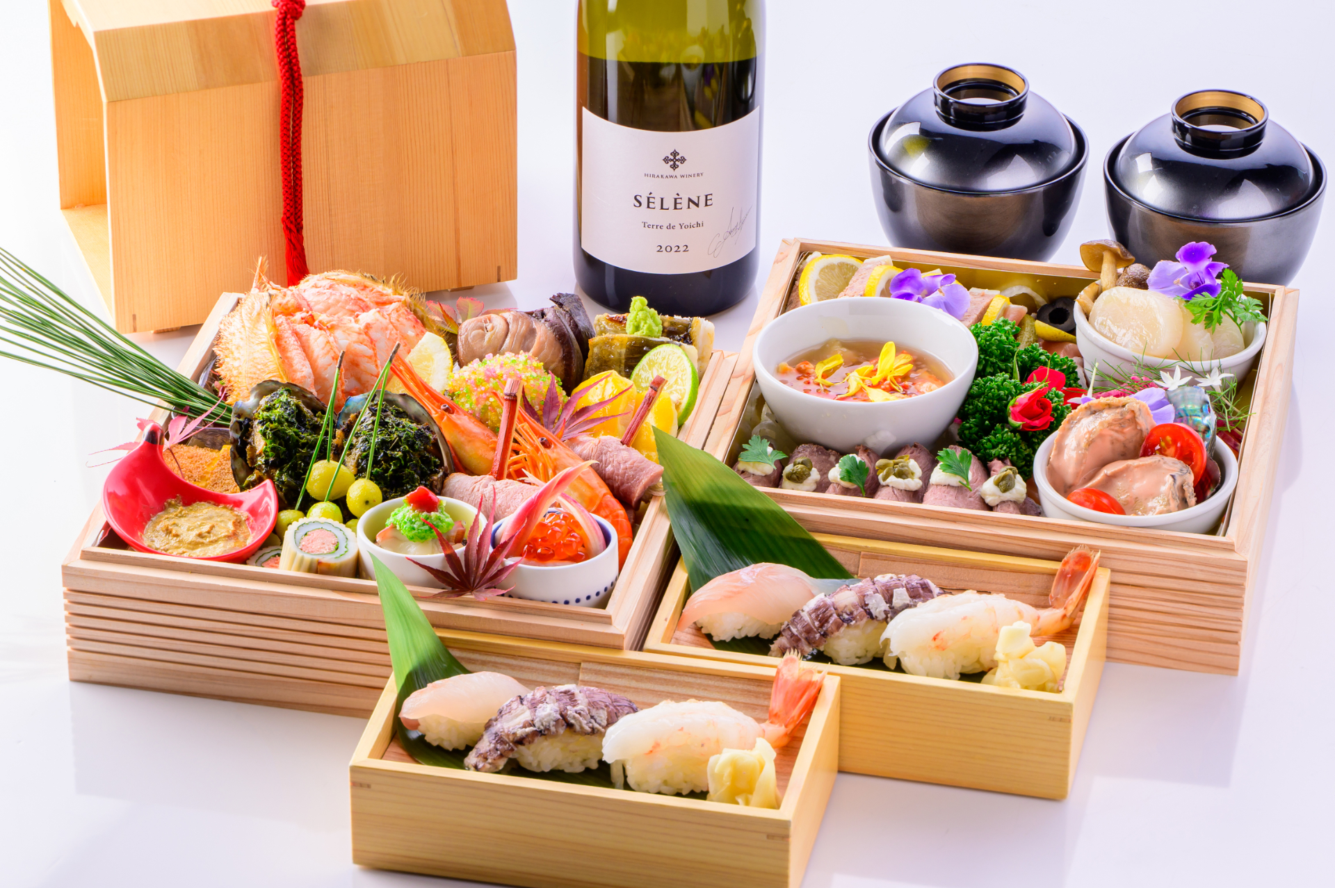 北海道・和洋折衷 宝石箱重（フルボトルワイン1本付きの部屋食）。デラックスプラン/スイートプランで選択可能