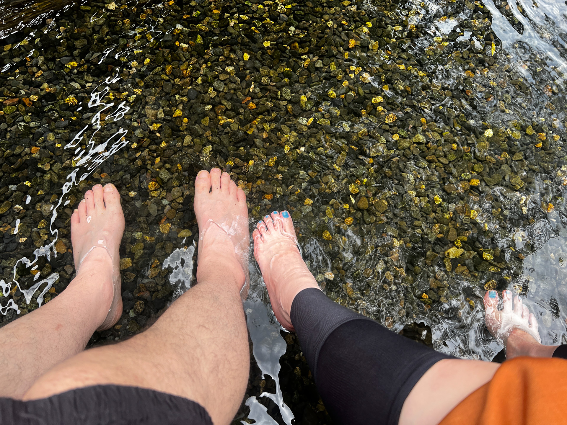 キンキンに足が冷えるくらい冷たい沢の水