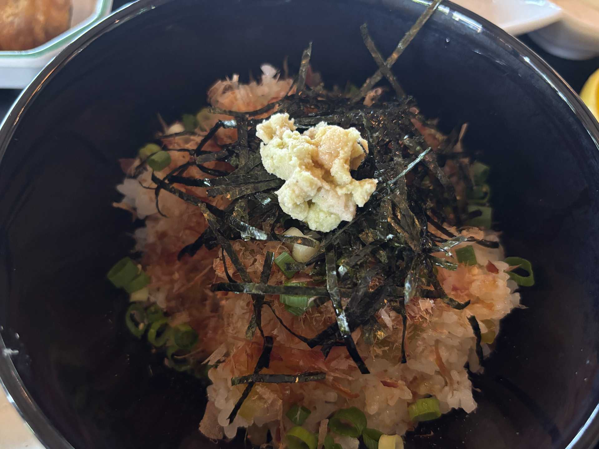 薬味をのせた本わさび飯