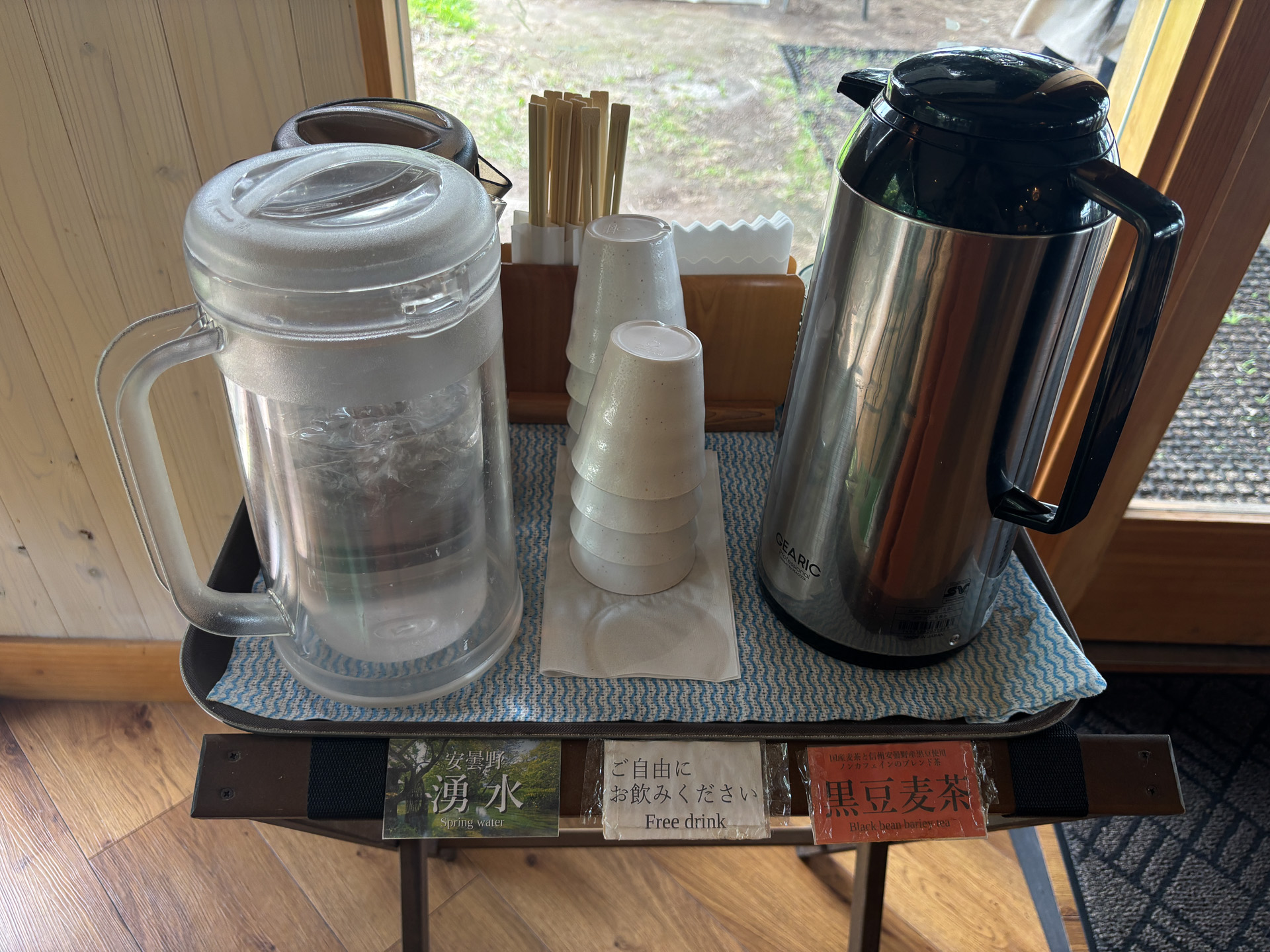 フリーの冷たい湧水と温かい黒豆麦茶