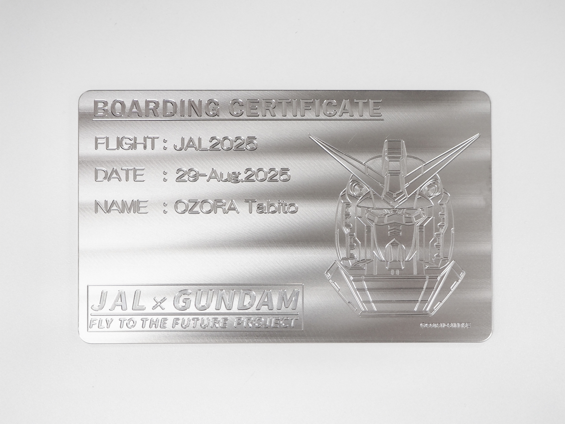 追加料金でもらえる「チタンプレート搭乗証明書」は搭乗者の名前・便名・日付入り（画像は試作品）