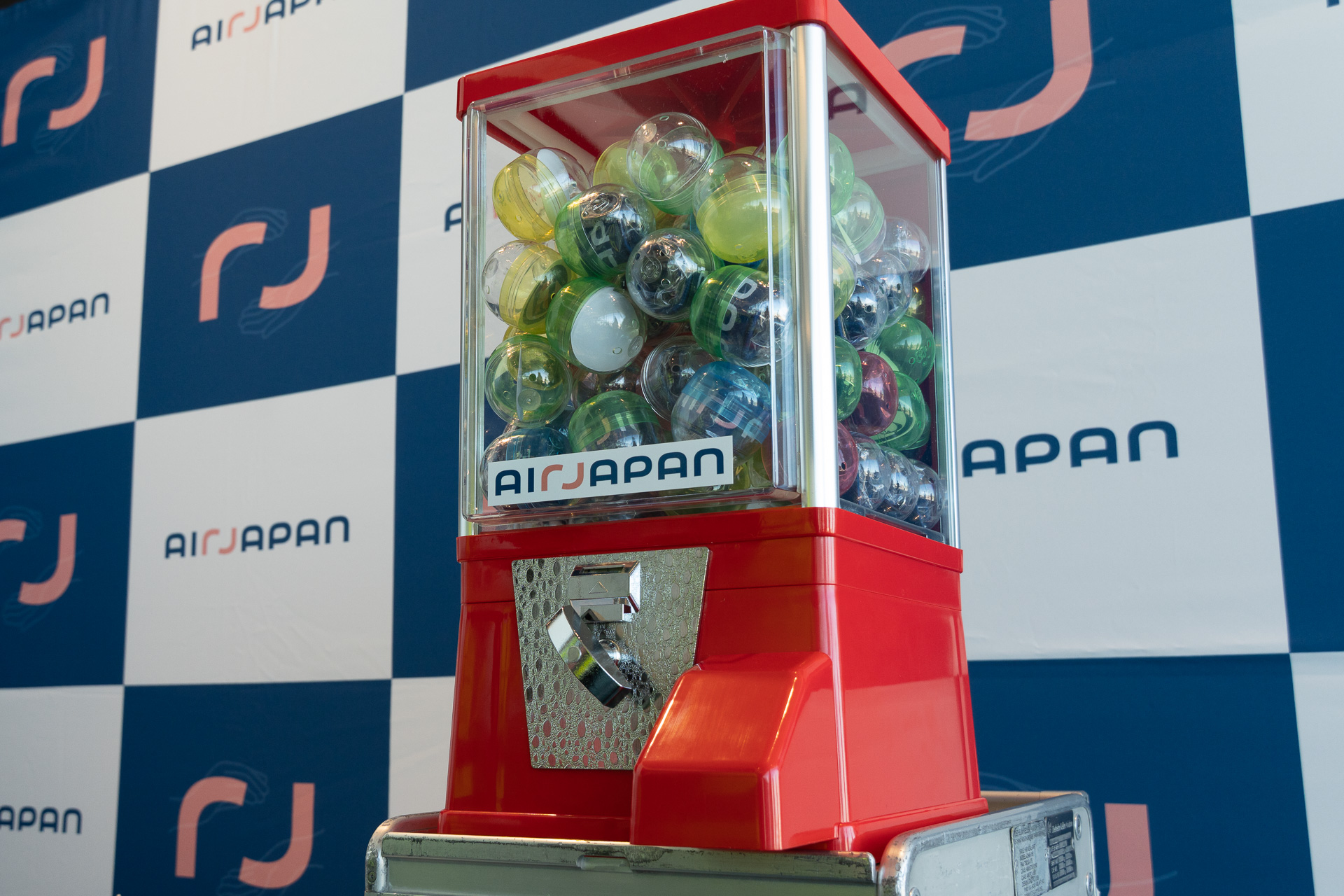 機内に搭載したガチャ実機。カプセルトイ自販機を飛行機に搭載してイベントに活用するというのは、おそらく世界初の取り組みだ