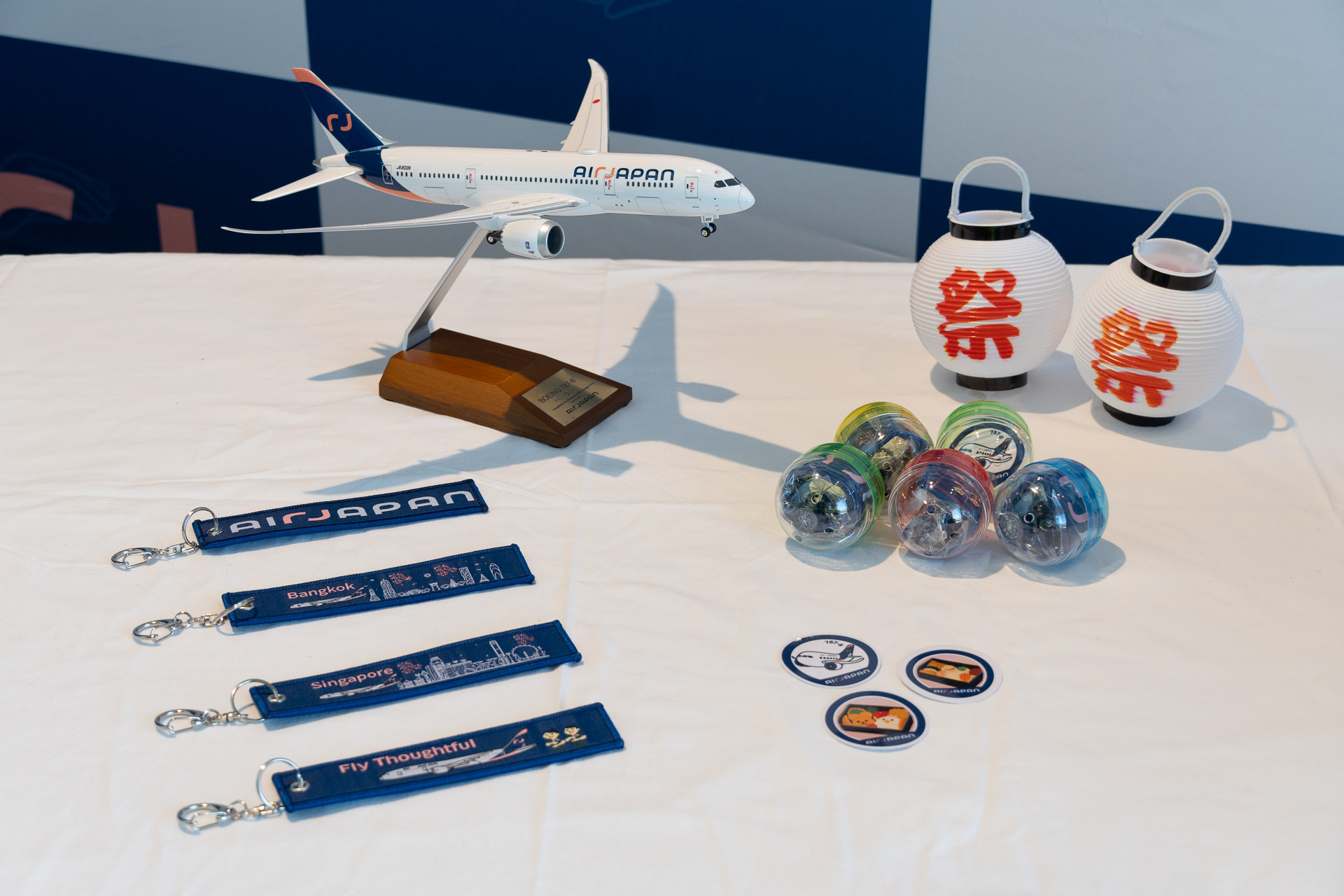 手前のフライトタグとステッカーが参加賞