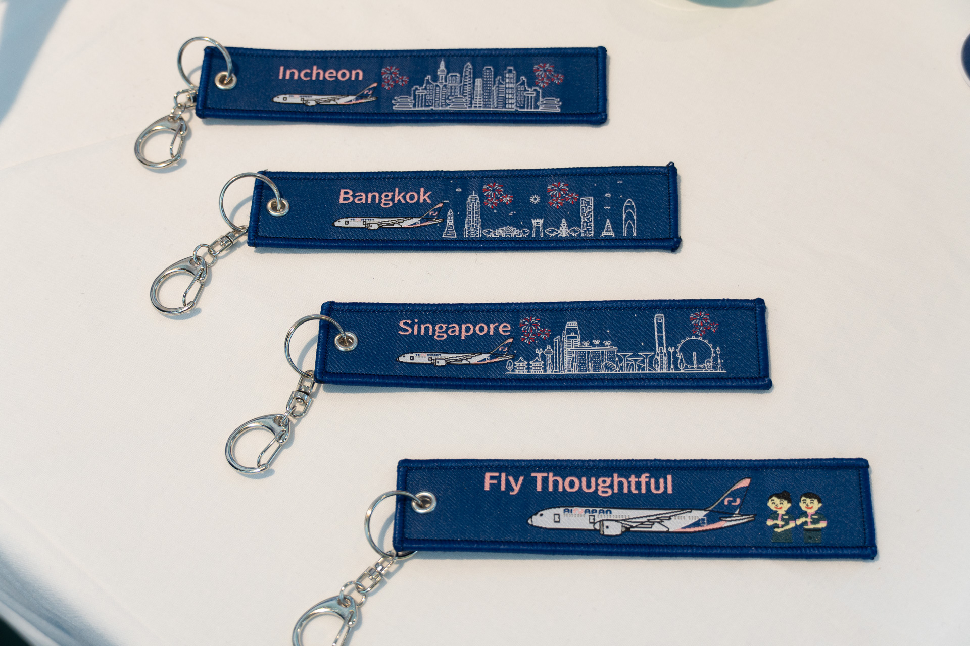 フライトタグは就航地とブランドコンセプトを刺繍したオリジナル品（計4種）
