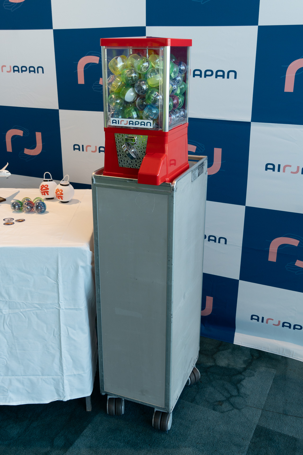 ガチャ実機を機内カートに収めるために本体を加工するなど、想定外のハードルもあったという