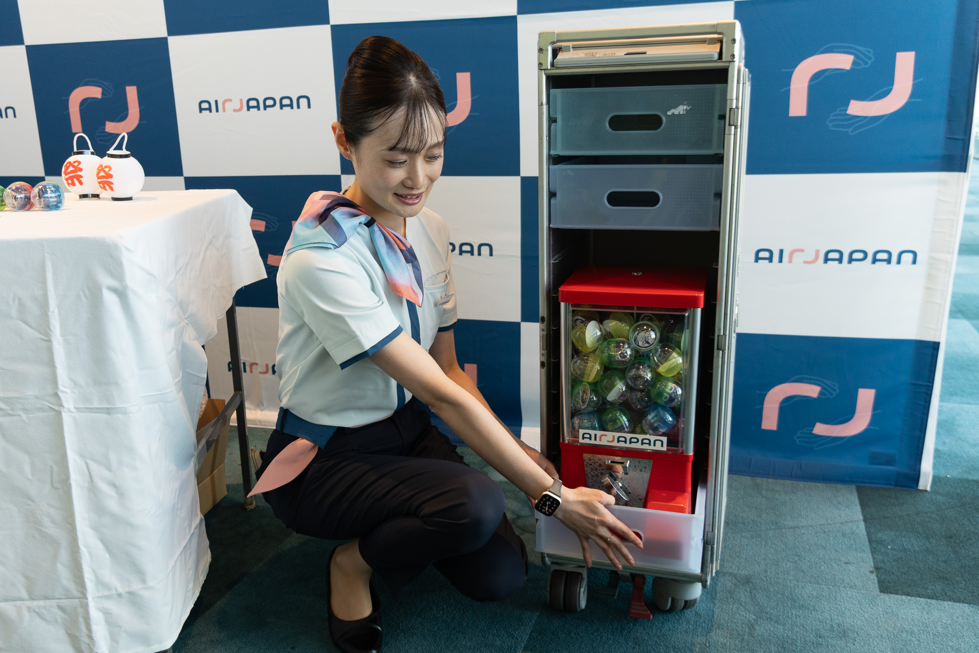ガチャ実機を機内カートに収めるために本体を加工するなど、想定外のハードルもあったという