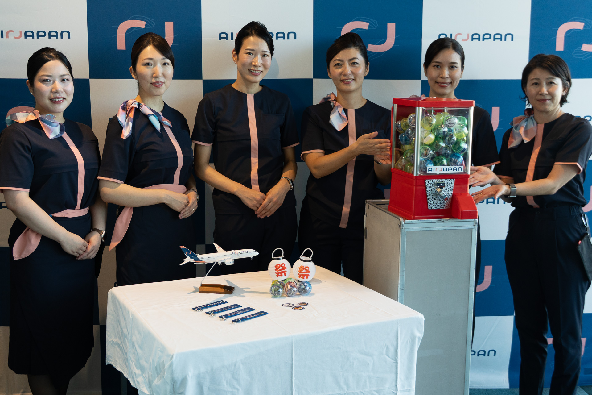2025年の「空の上の夏祭り」初便に搭乗した客室乗務員の皆さん