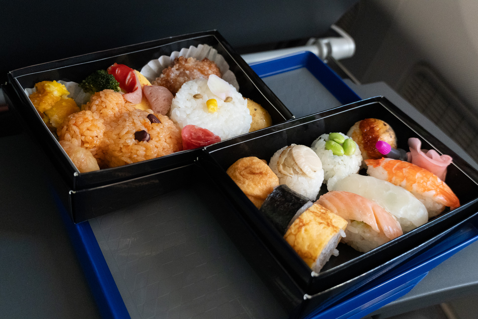 景品ステッカーの題材にもなっている人気の機内食（寿司ものがたり、デコ弁）