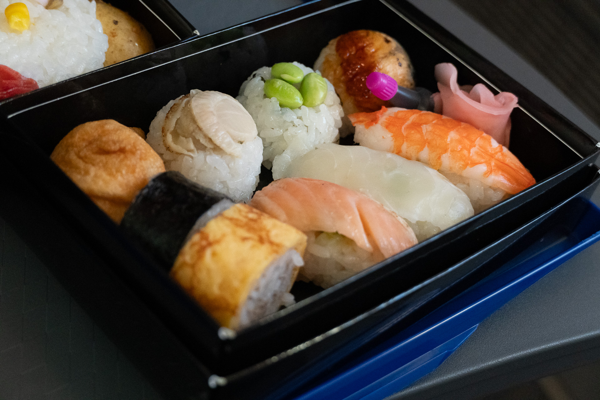 寿司ものがたりは一口サイズの手鞠寿司と本格的な握りを組み合わせたもの。握りはしっかりワサビが入っていて、上から醤油を数滴垂らしていただく