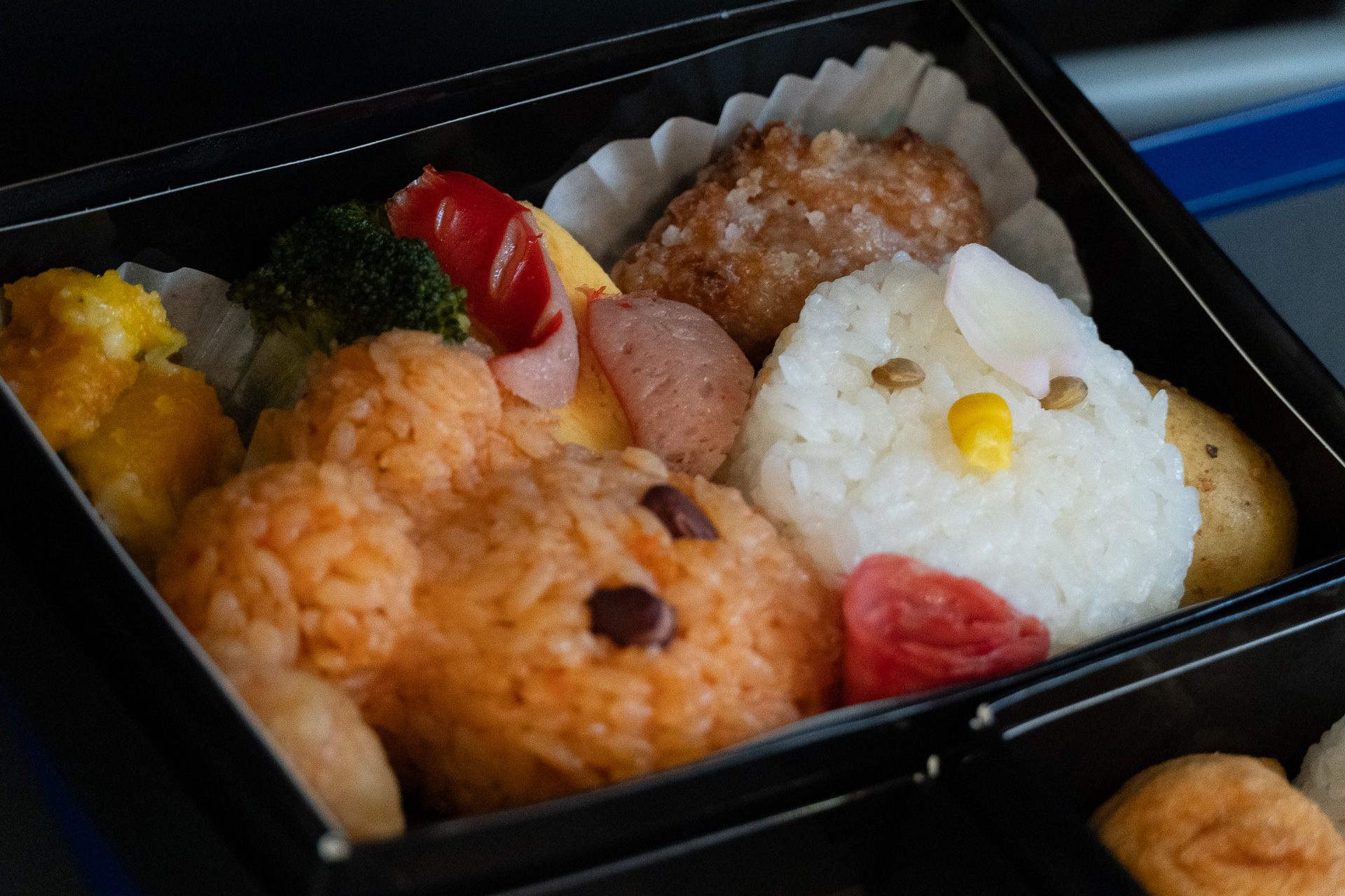 デコ弁は子供が好きそうなメニューを詰め合わせた