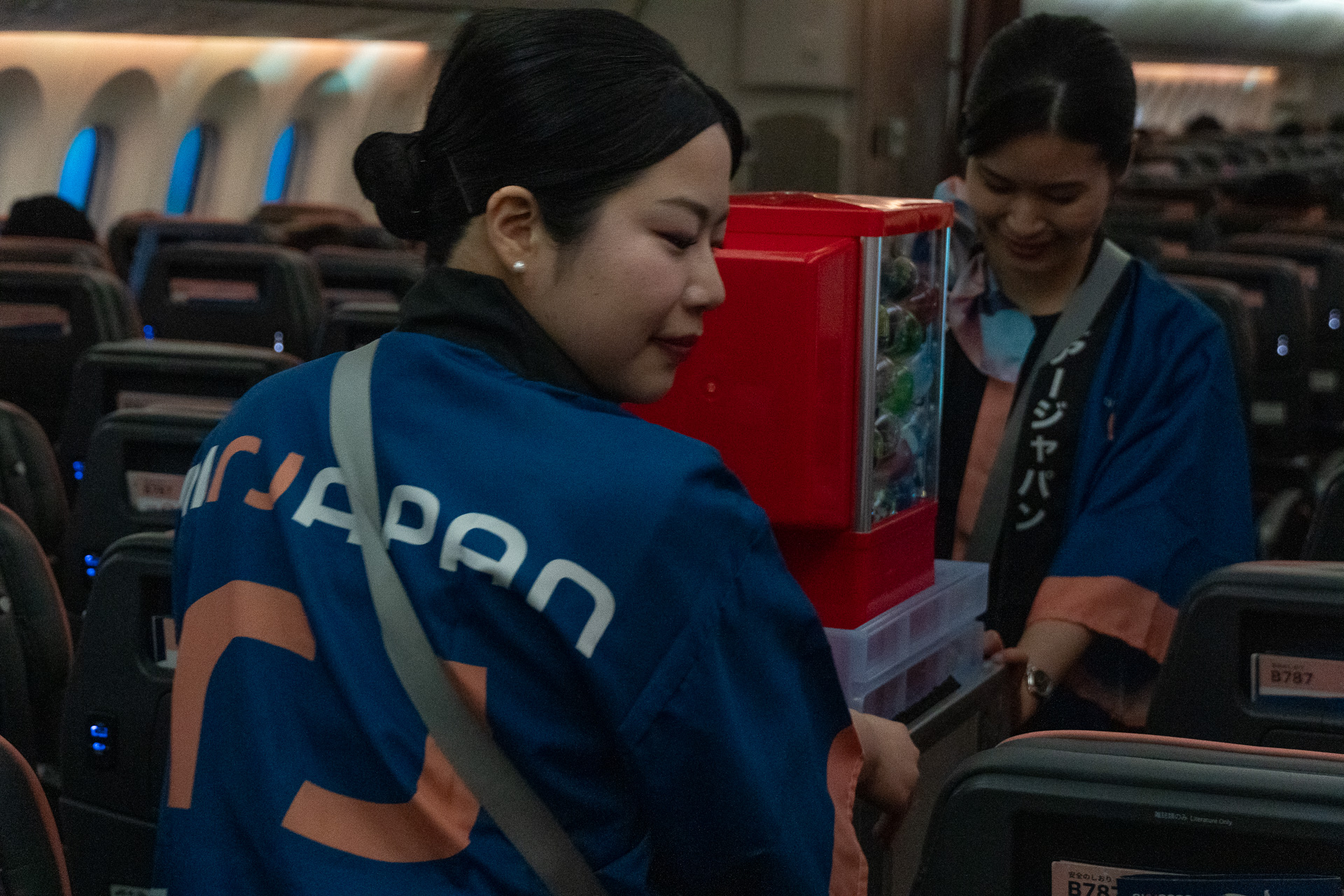 事前販売分の機内食の提供が終わるとカートに乗ってガチャ実機が登場