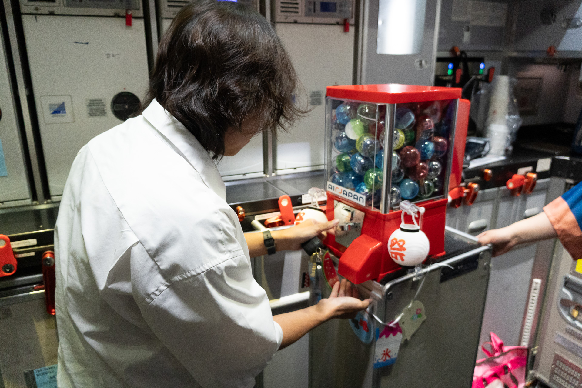 イベント第1号の利用者がガチャに挑戦。NQ03便の目的地、シンガポールを刺繍したフライトタグを引き当てていた