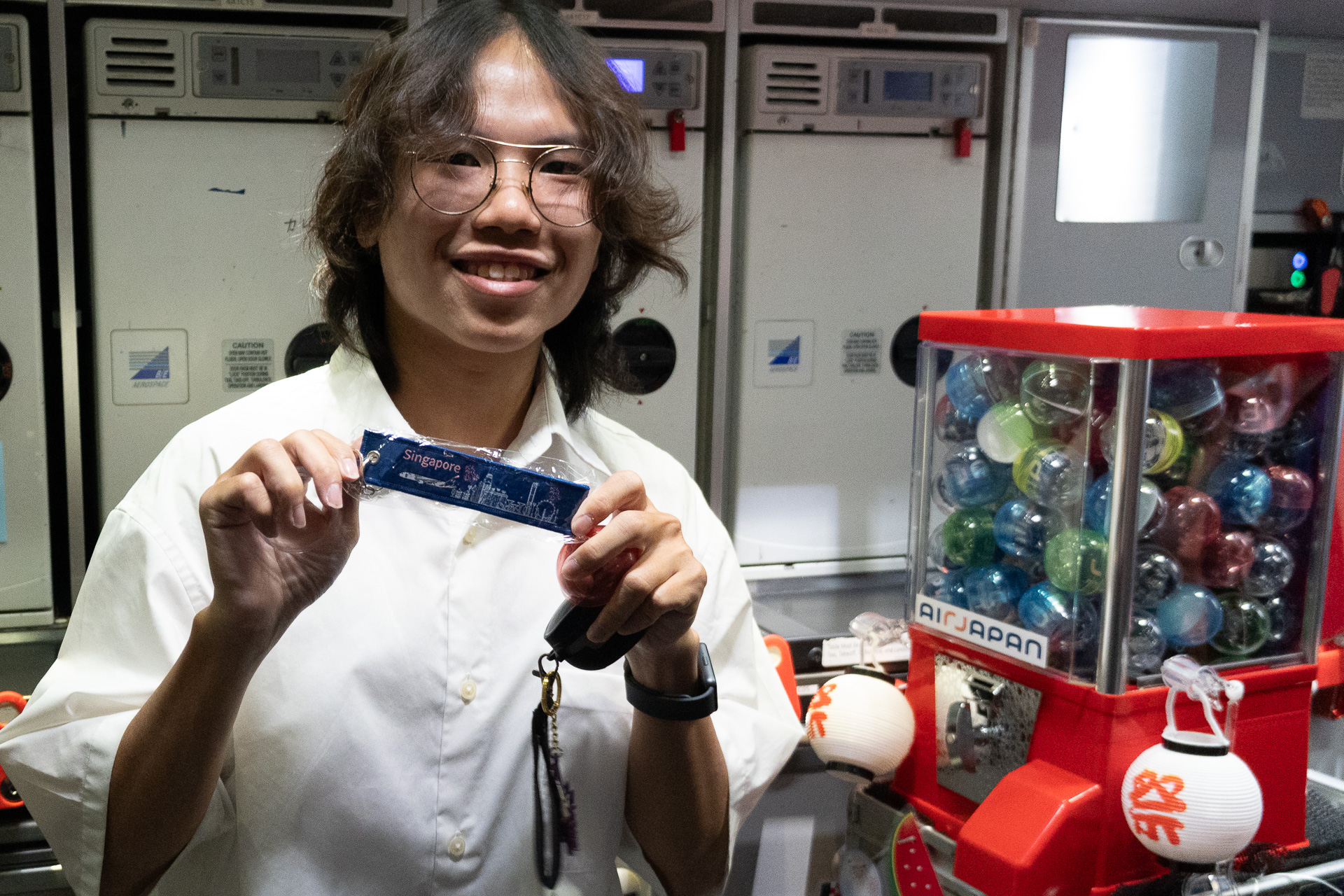 イベント第1号の利用者がガチャに挑戦。NQ03便の目的地、シンガポールを刺繍したフライトタグを引き当てていた