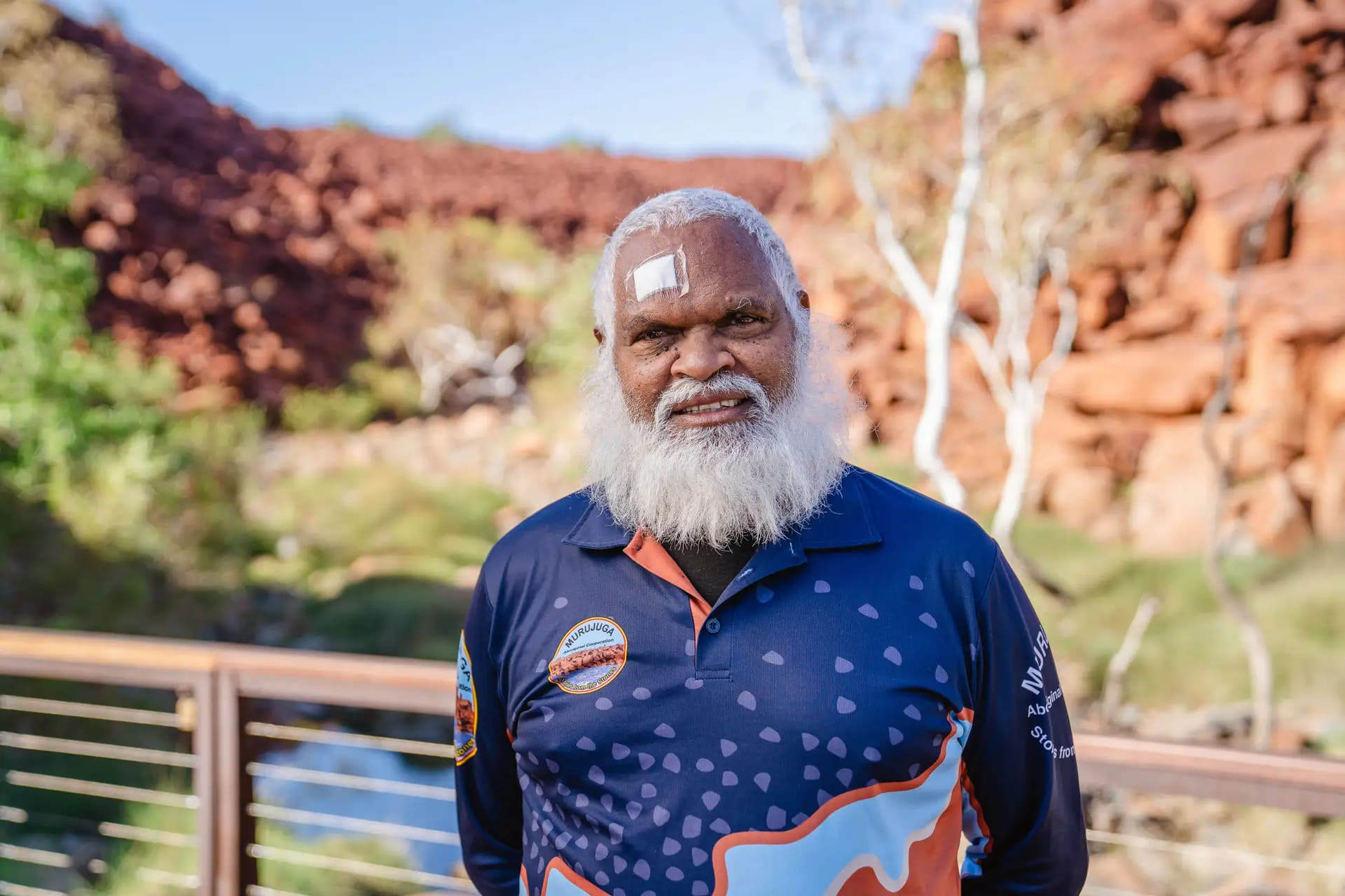 ツアーを運営する「ムルジュガ・アボリジナル・コーポレーション」のガイド