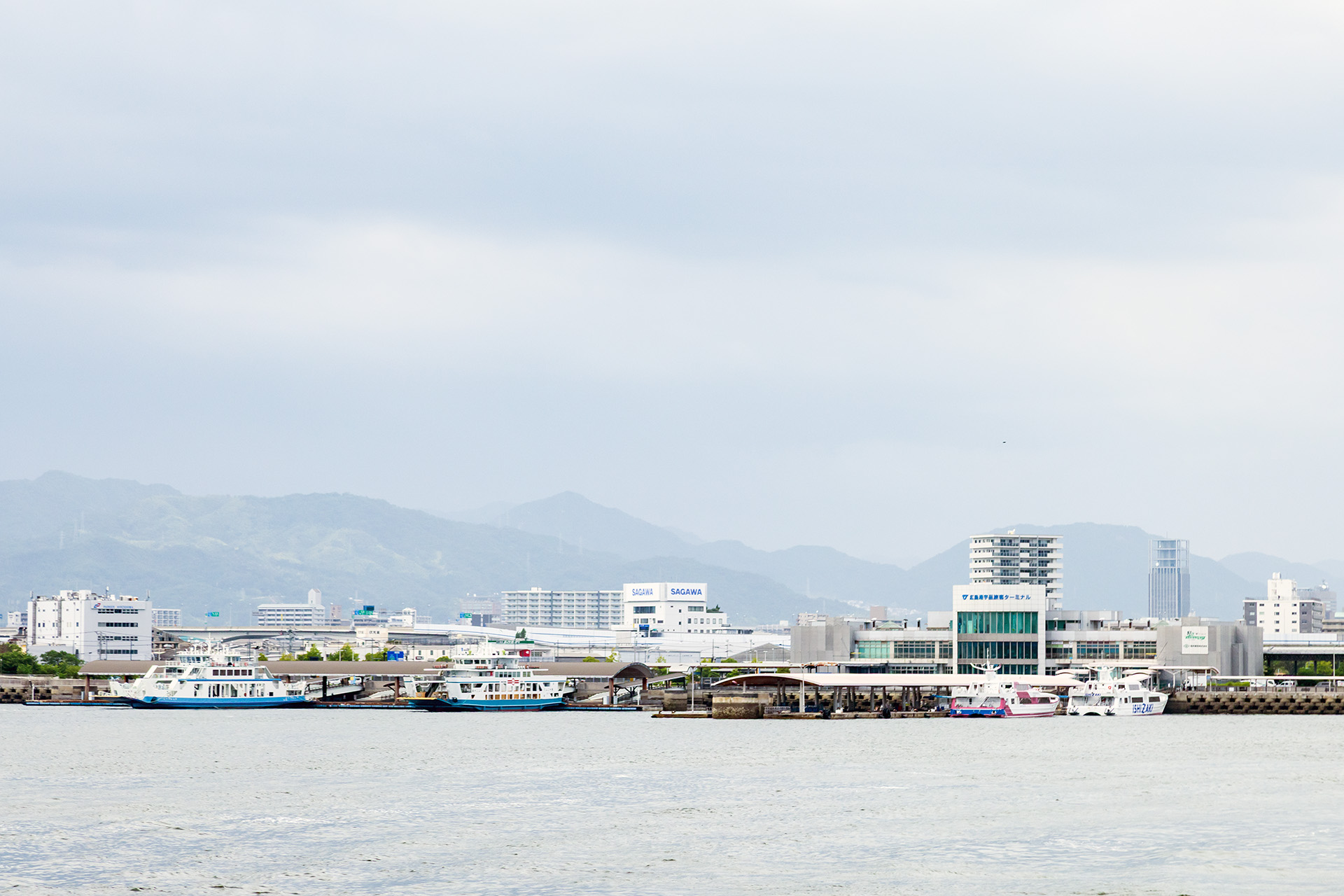 瀬戸内のアクセスにはフェリーは欠かせない。広島宇品港は離島に向かうフェリーが数多く発着する