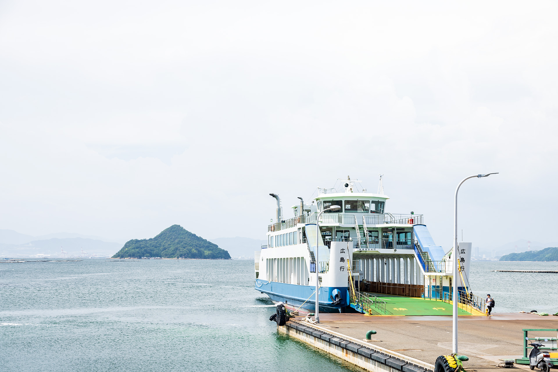 広島港と切串港を結ぶ上村汽船のフェリー。所要時間は25分から30分ほど