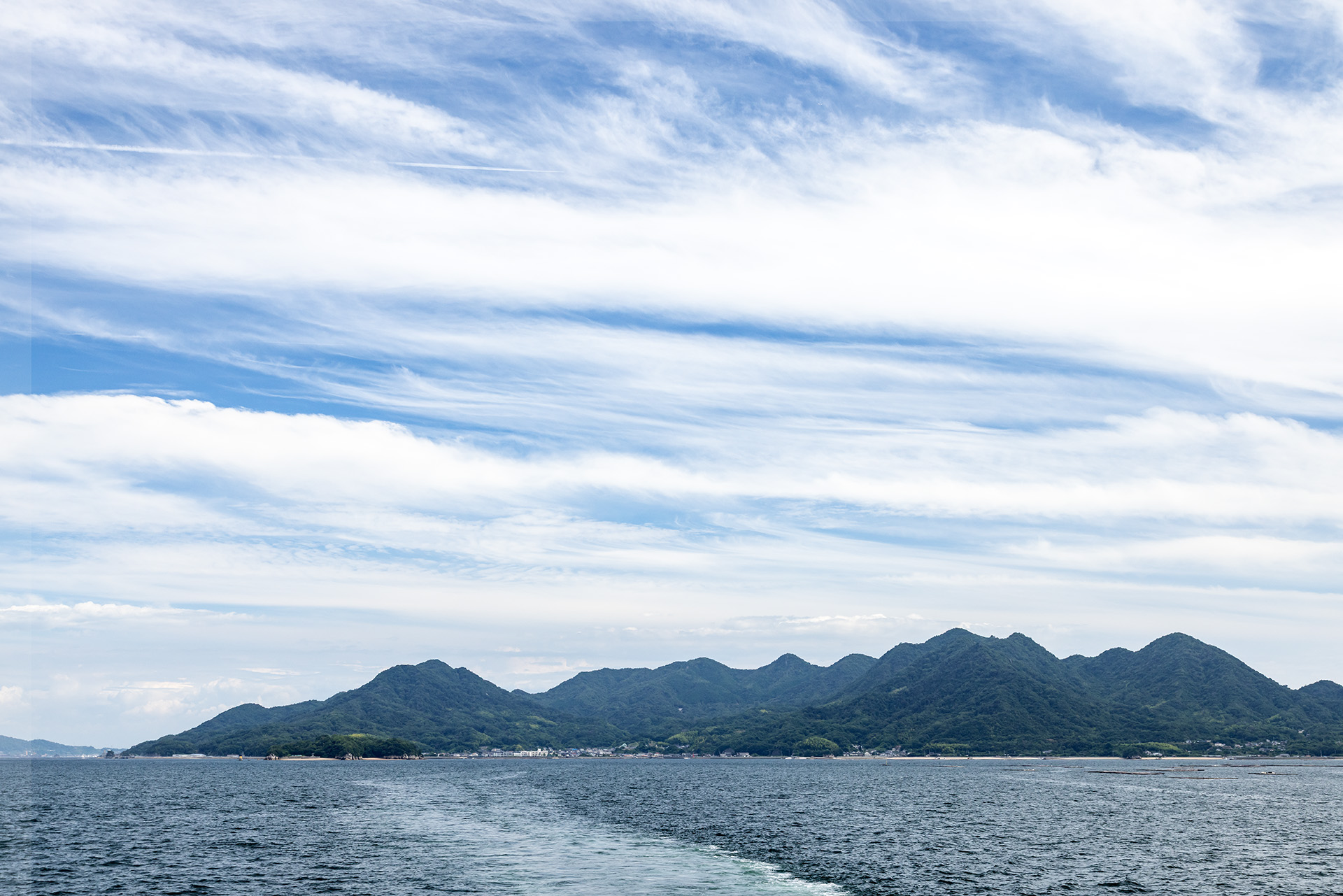 広島行のフェリーから見た江田島