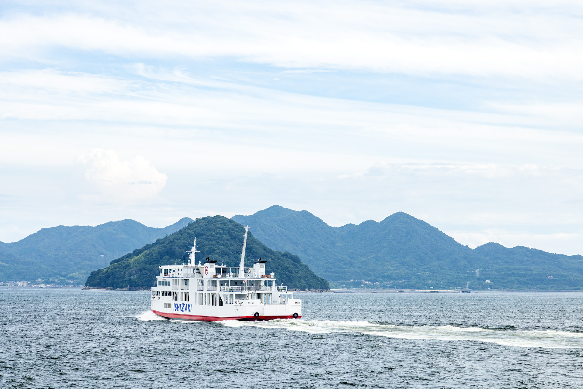 航海中はフェリーや高速船が数多く見られる。広島と松山を結ぶ石崎汽船のフェリー