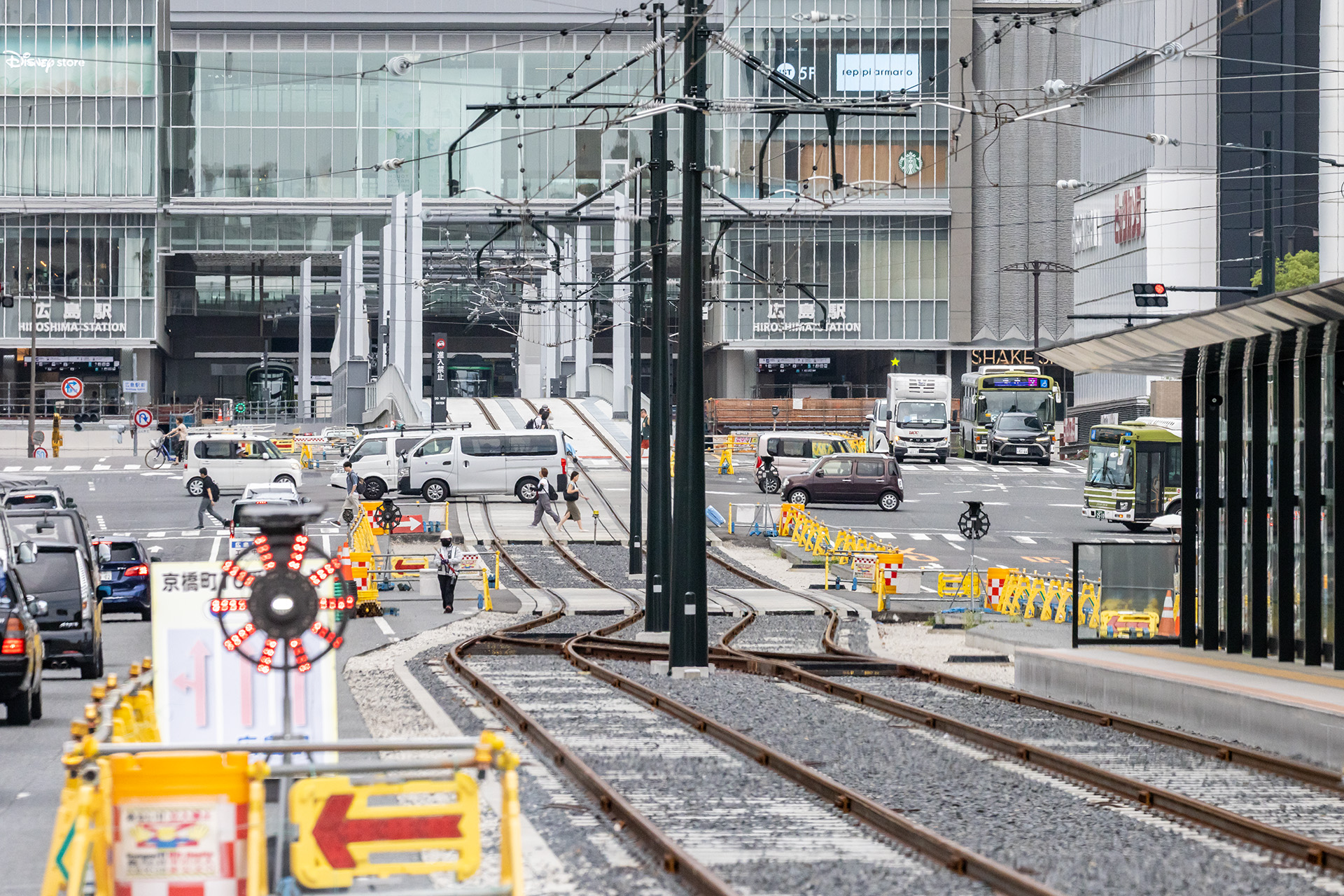 広電は8月3日から広島駅2階からの発着になる。駅周辺の道路では開通に向けた工事が行なわれていた