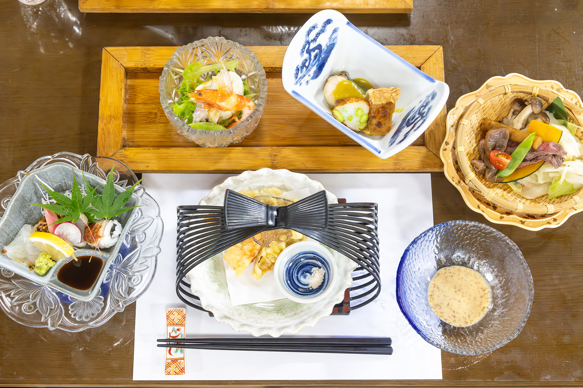 文月 江田島御膳。このほかにご飯とお椀、デザートが付く