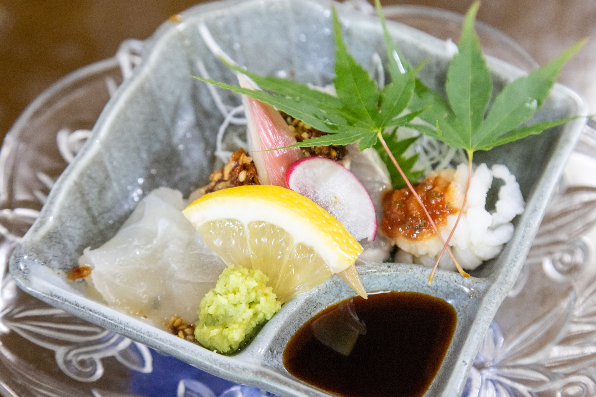 瀬戸内で採れた鯛、鱧、カンパチをごまや鰹節などを合えた「胡麻醤油」でいただく