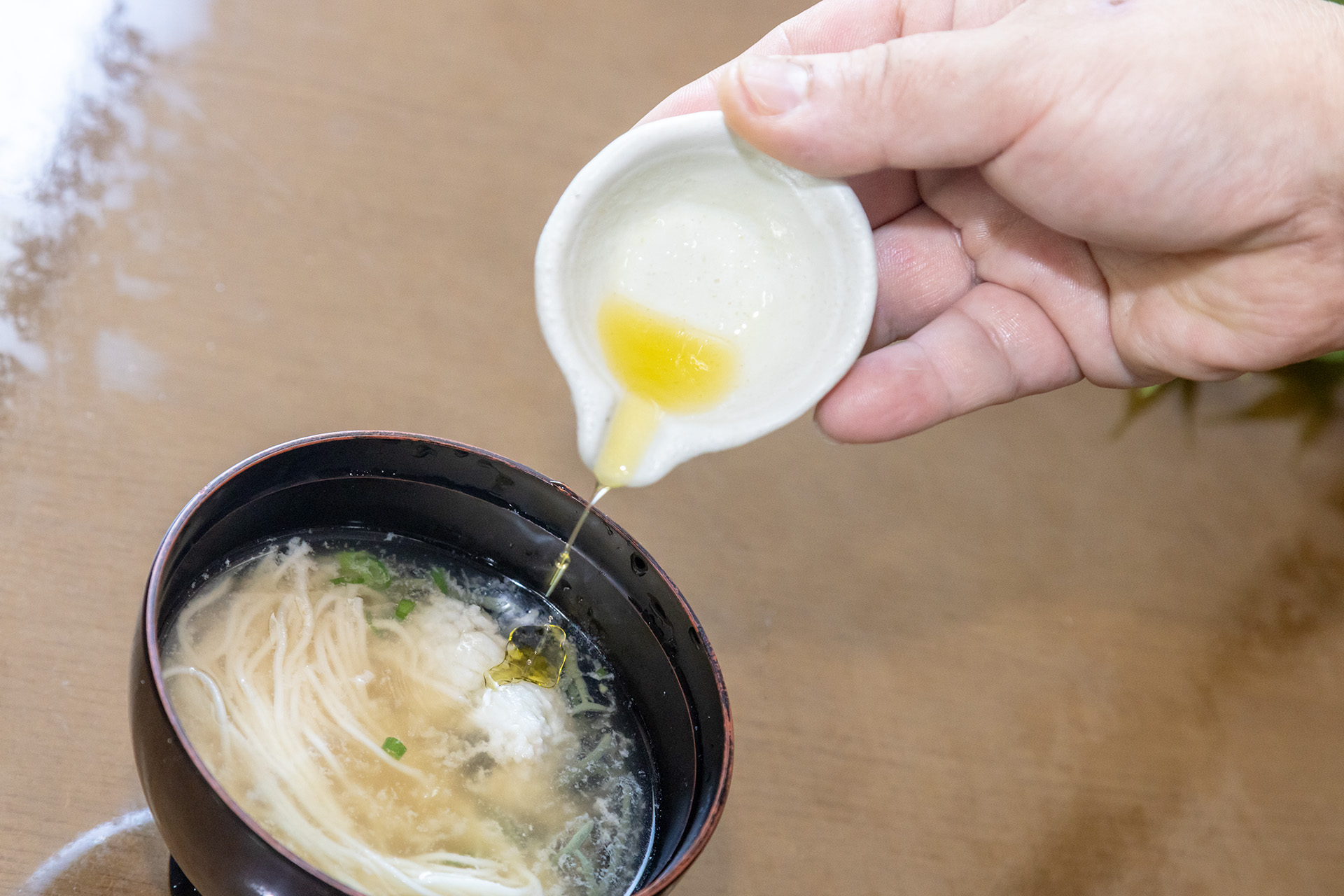 江田島産の鱧、そして順才と素麺を使った「鱧のお椀物」。このあとに訪れる瀬戸内いとなみ舎のオリーブオイルを使った味変も楽しい