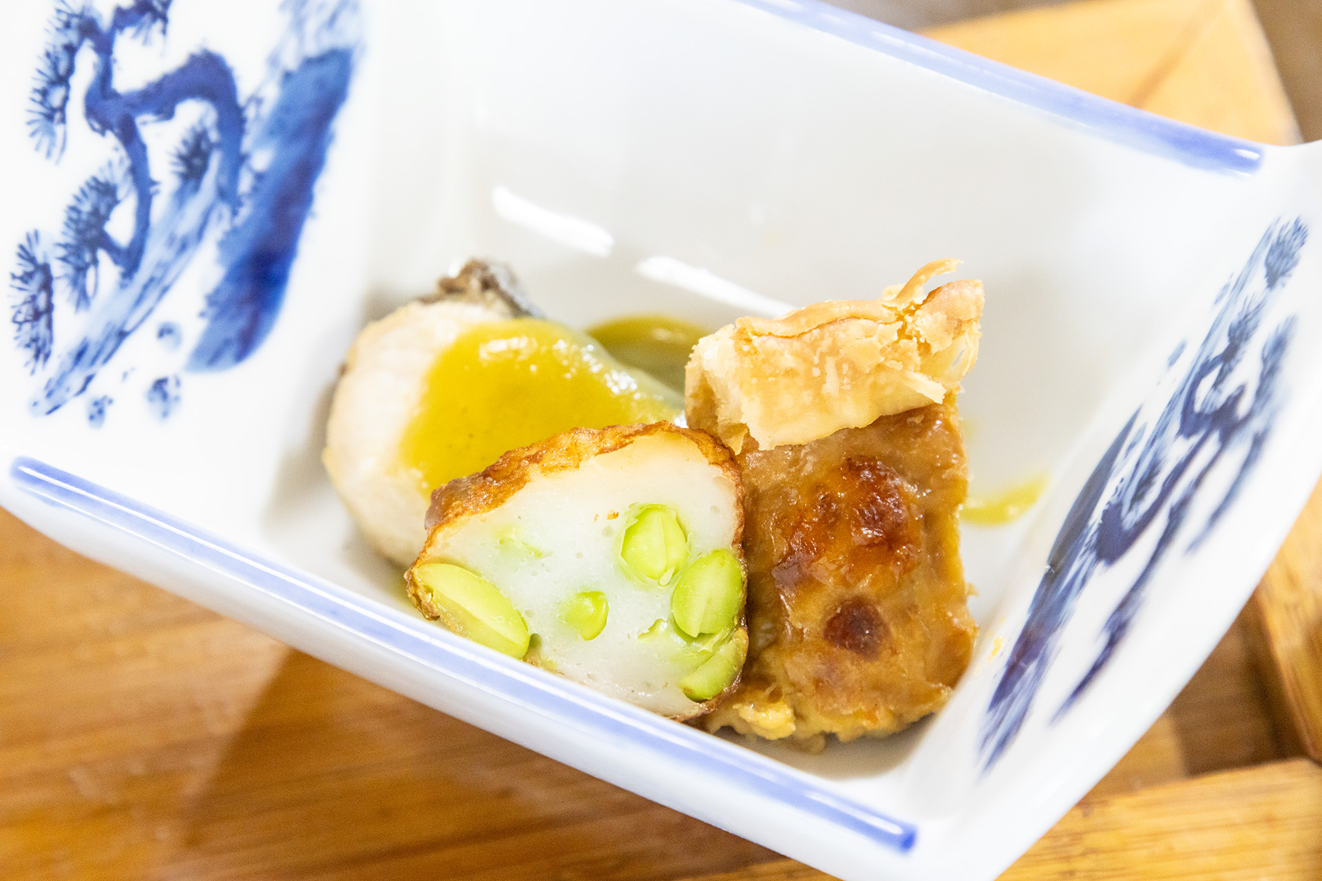 木の芽味噌が添えられた江田島産の鰆、薩摩揚げ、占地のキッシュ