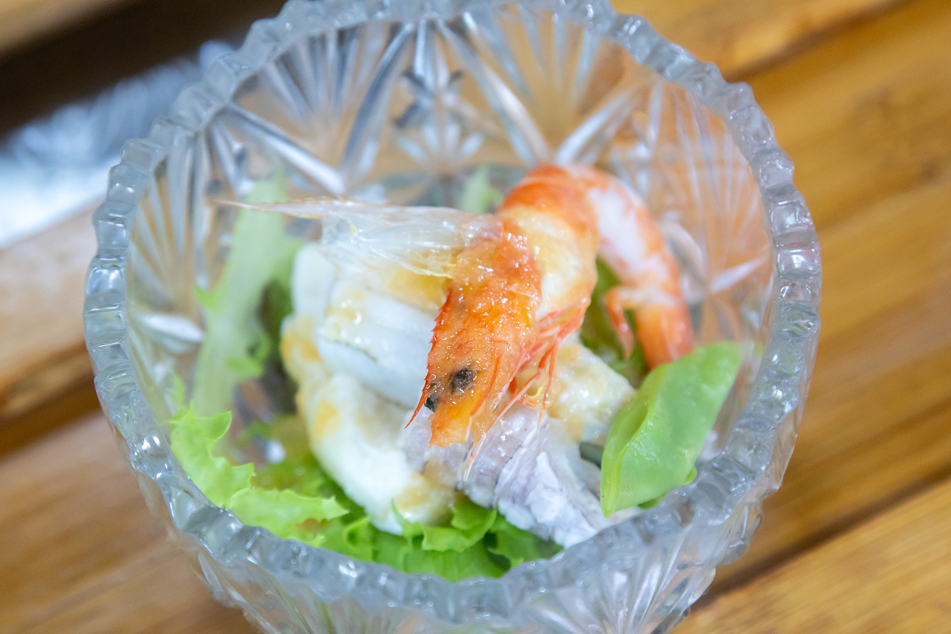 海老や蝦蛄、穴子の炙りが入った「江田島のさっぱりサラダ」