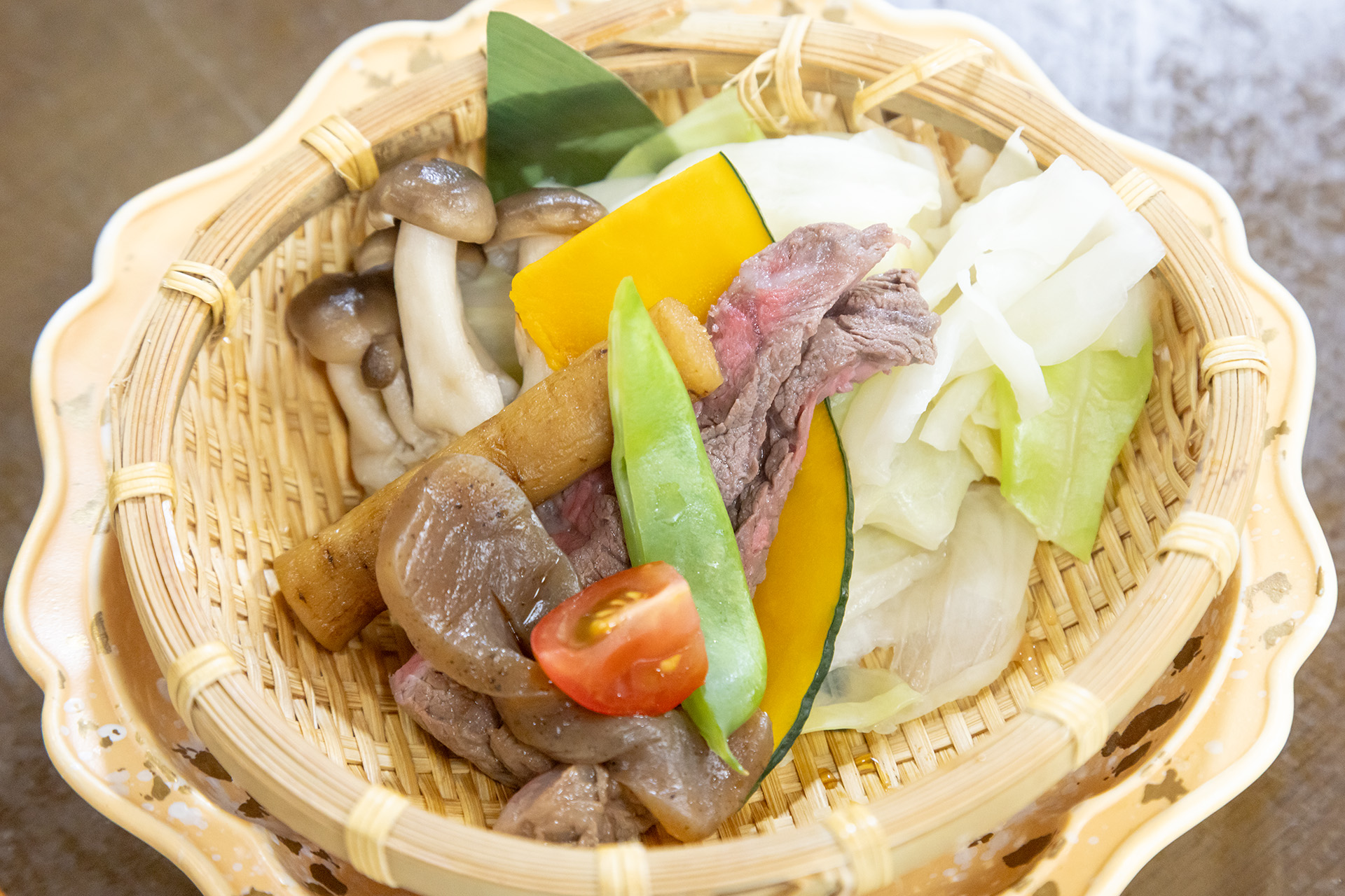 低温調理された広島和牛と野菜はごまだれで