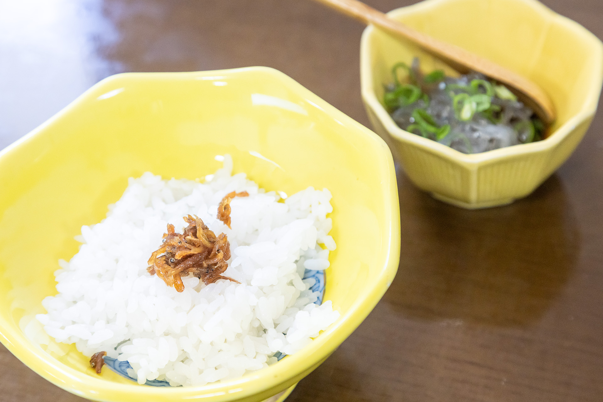 ご飯にはちりめんと江田島産の生しらすが