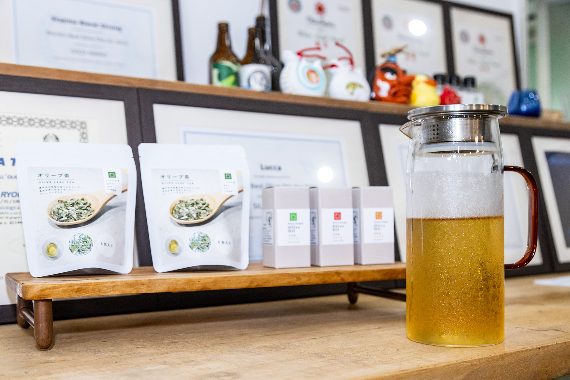 伐採したオリーブの葉を使ったオリーブ茶。お茶らしいさっぱりした味わいにオリーブの風味がわずかに感じられる