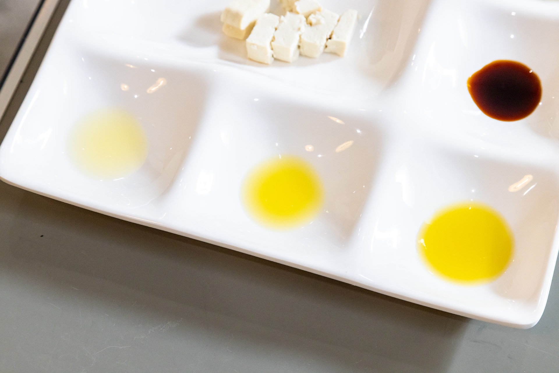 3種類のオリーブオイルは明らかに色が違う。さて、その違いは？